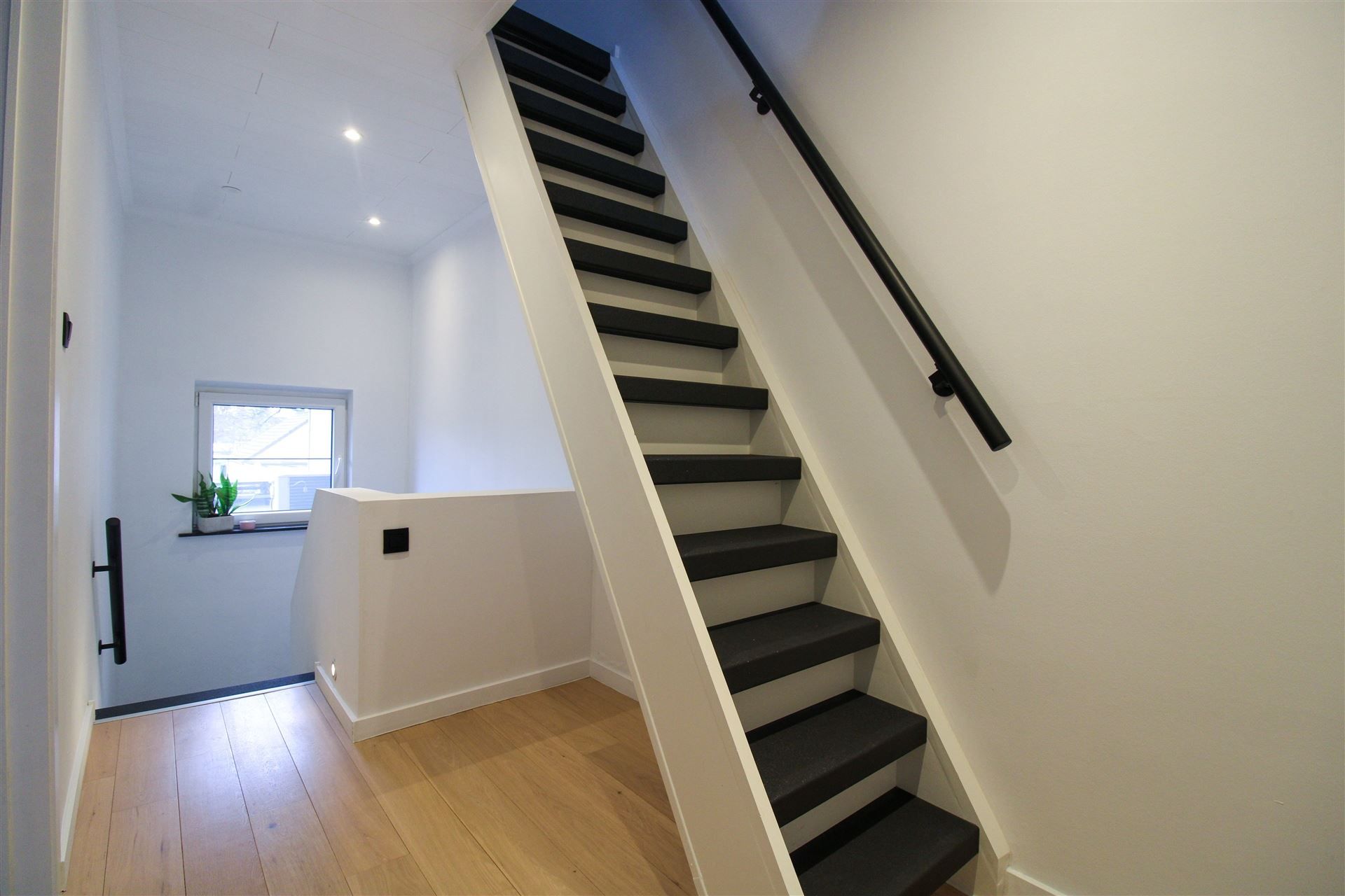 Instapklare, volledig gerenoveerde gezinswoning met 3 slaapkamers, ruime leefkeuken, zonnige omheinde tuin op 5a71ca, zonnepanelen, airco en EPC B, ideaal gelegen nabij scholen, winkels en het centrum van Maasmechelen! foto 16