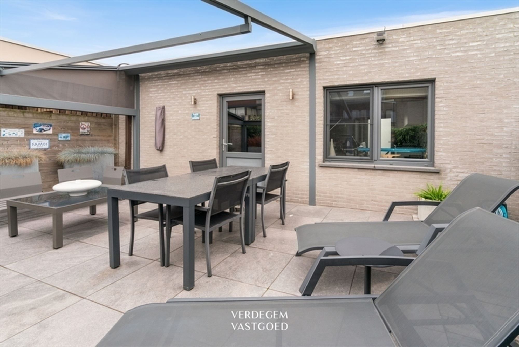 Instapklaar en knap afgewerkte woning met 2 garages, geniettuin en atelier/praktijk foto 23