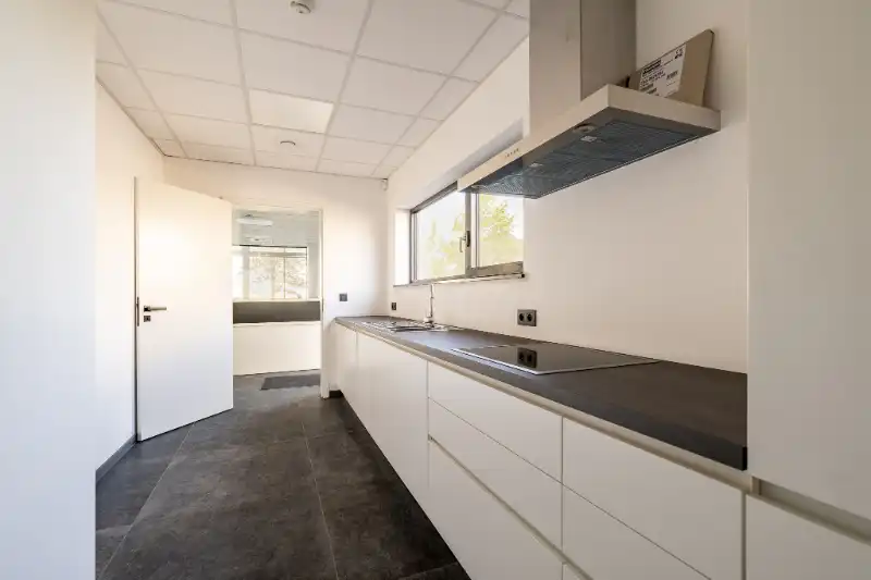 Moderne bedrijfsruimte met kantoren, showroom en loods in Bellegem (bedrijventerrein Emdeka) foto 10