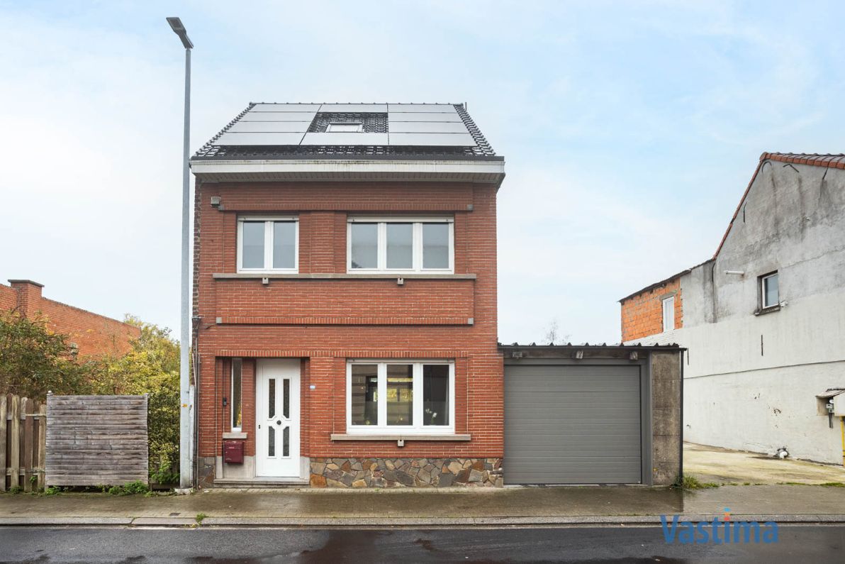 Instapklare woning met 3 slaapkamers, dubbele garage en grote tuin foto {{pictureIndex}}