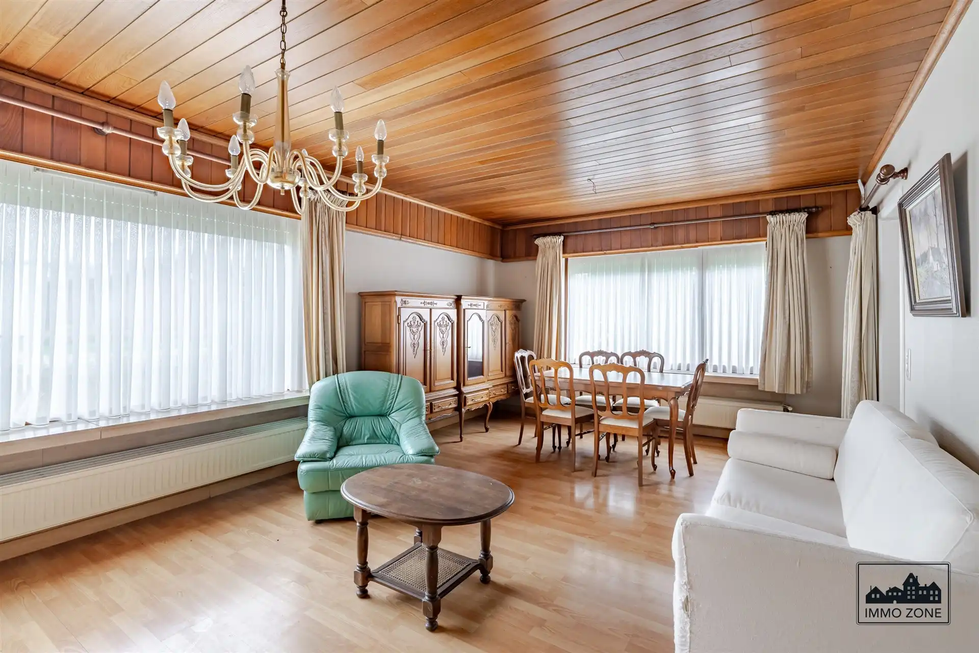 bungalow op goede locatie met 1353 m² grond foto 3