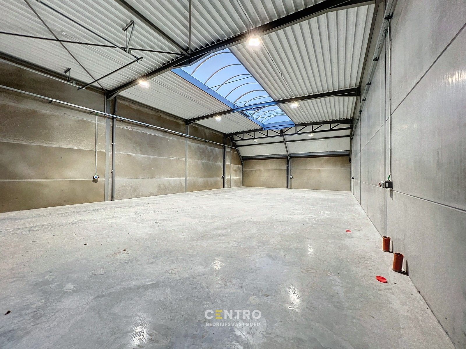 Kwalitatief en goed geïsoleerd NB MAGAZIJN (271m²), voorzien van elektrische sectionaalpoort, deur, raam (voor kantoor) en 2 private parkeerplaatsen op industriezone te Waregem. foto 7