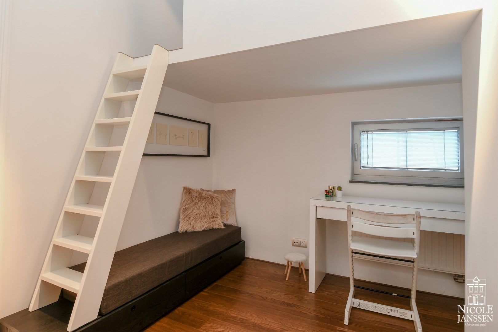 Ruime en speels ingedeelde woning met bijzondere architectuur en praktijkruimte foto 18