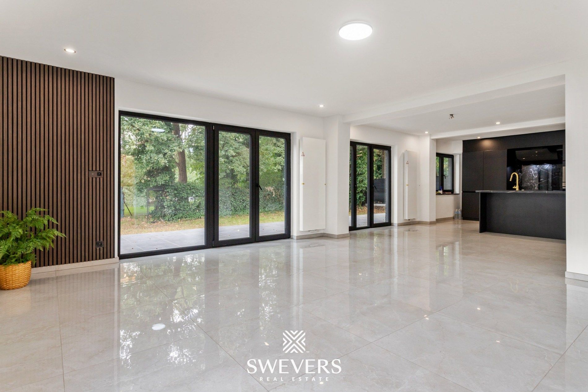 Volledig gerenoveerde gezinswoning met garage en tuin te Genk foto 5