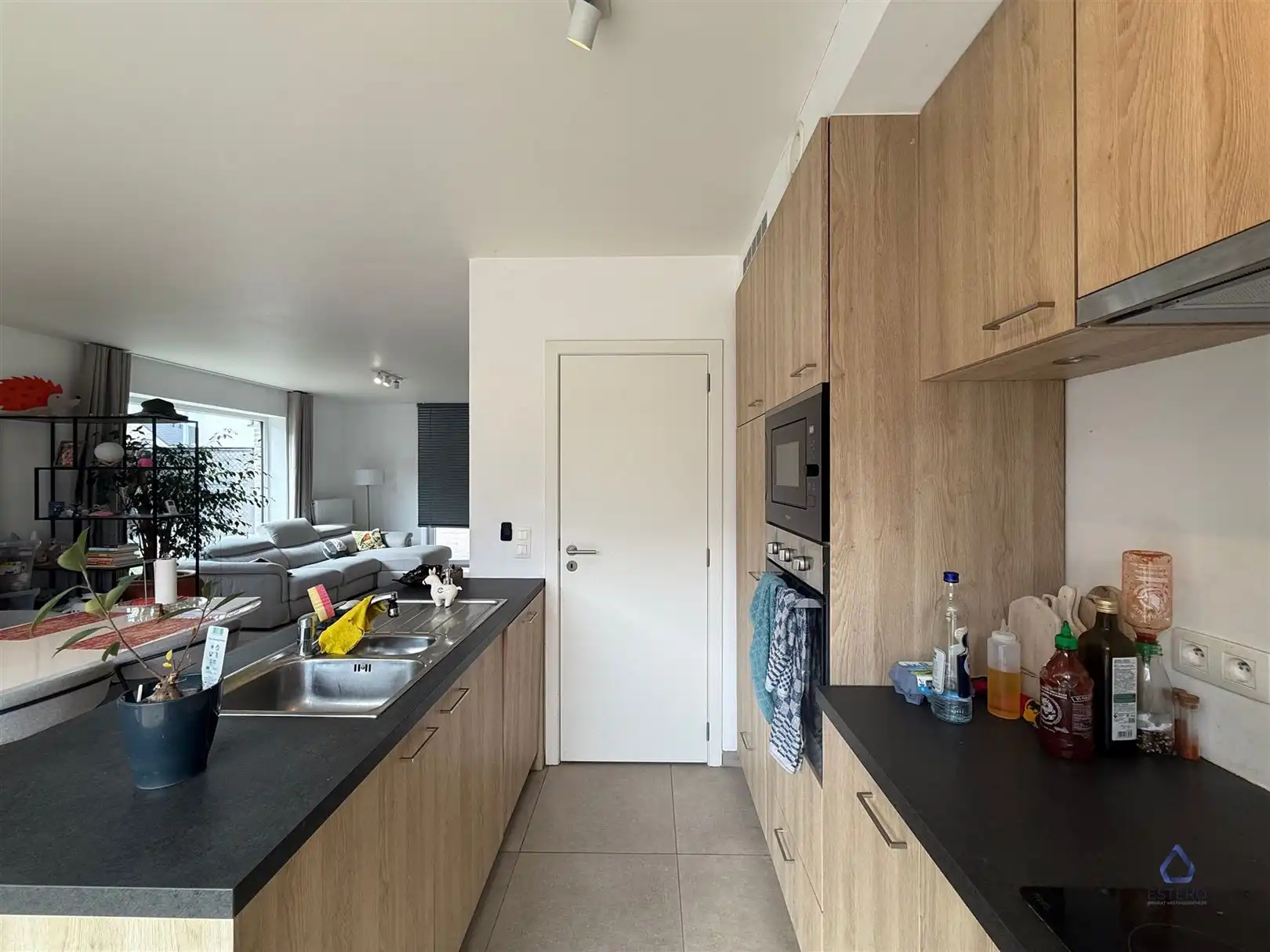 Recente halfopen woning met 3 slaapkamers en tuin foto 3