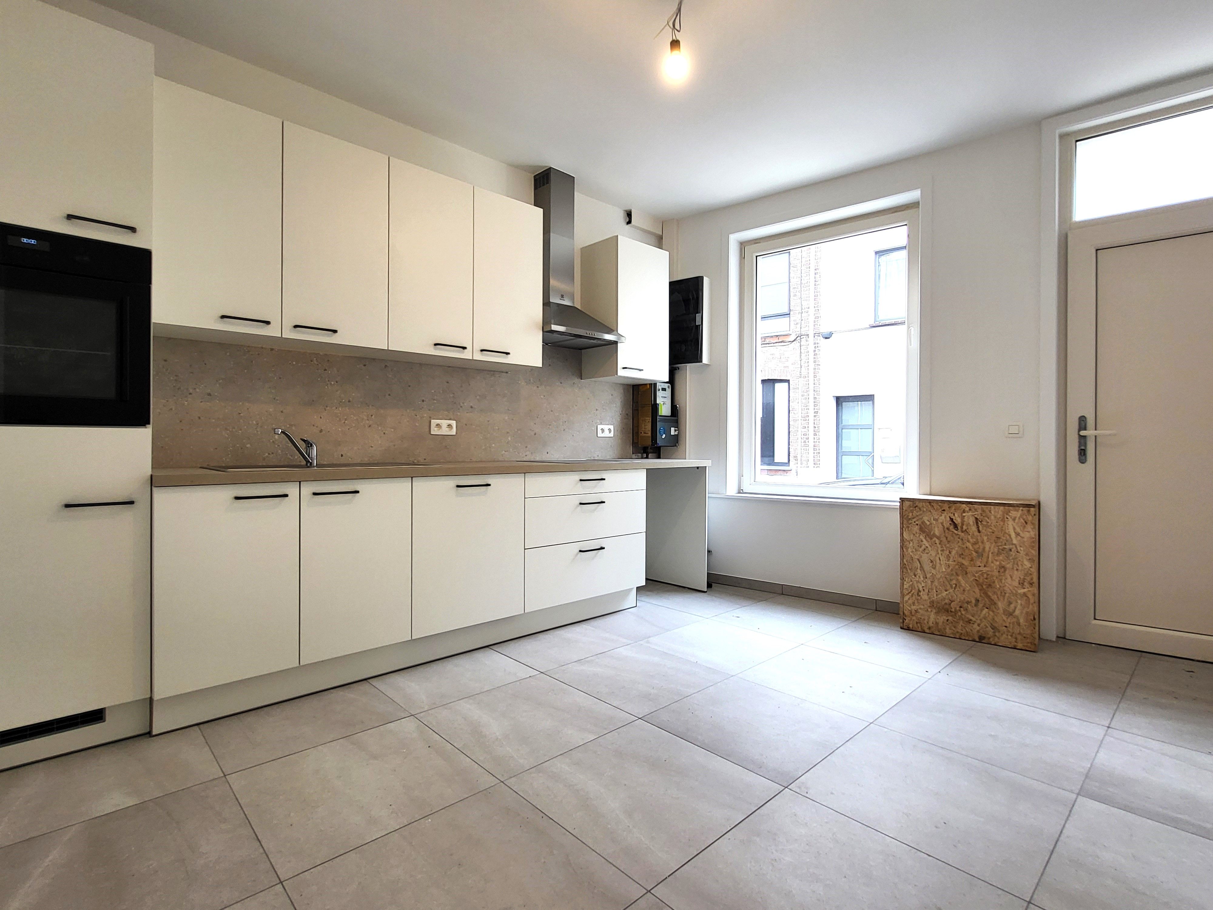 Deze volledig gerenoveerde woning (2025) biedt modern wooncomfort op een centrale ligging in het centrum, met winkels, scholen en openbaar vervoer op wandelafstand.  foto 16