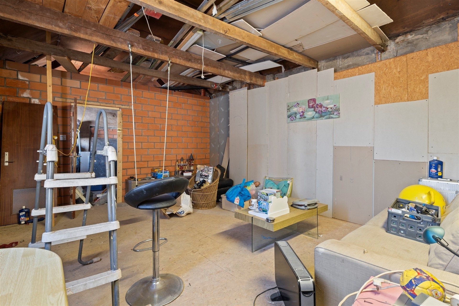 Deels gerenoveerde rijwoning te centrum Stekene foto 20
