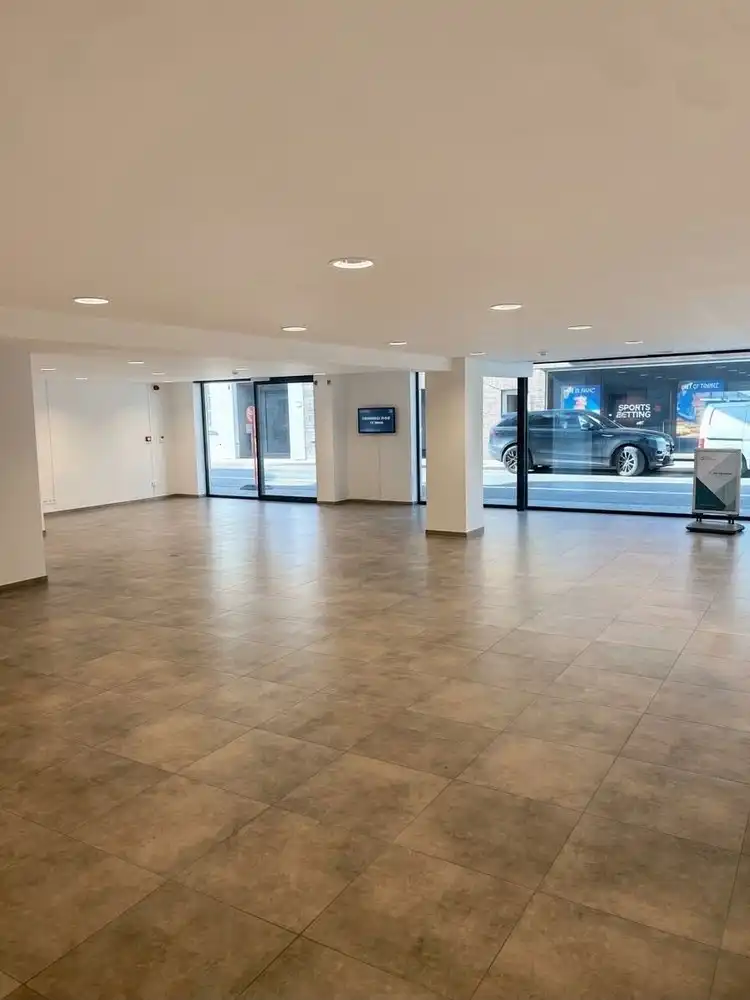 Instapklare, hoogwaardig afgewerkte kantoorruimte (165 m²) met private staanplaats foto 3