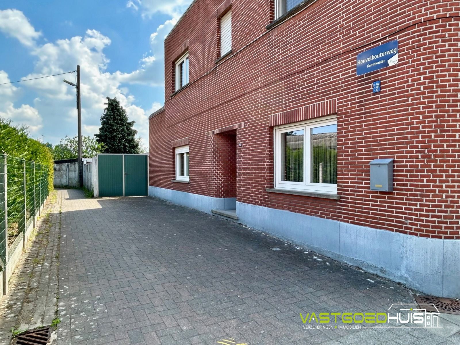 Ruime gezinswoning met garage en tuin foto 3