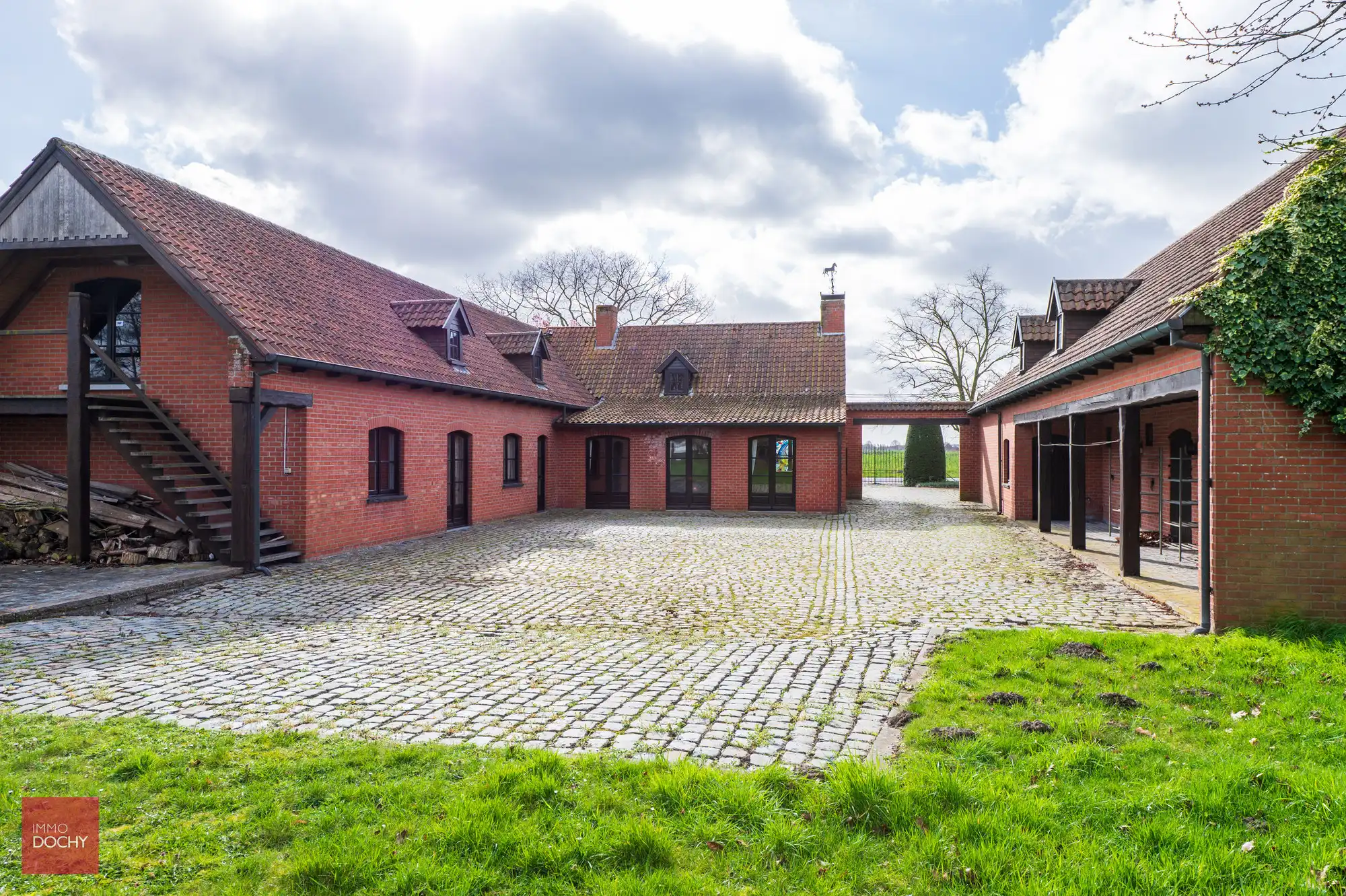 Villa met paardenstallen op 4.876m² foto 7