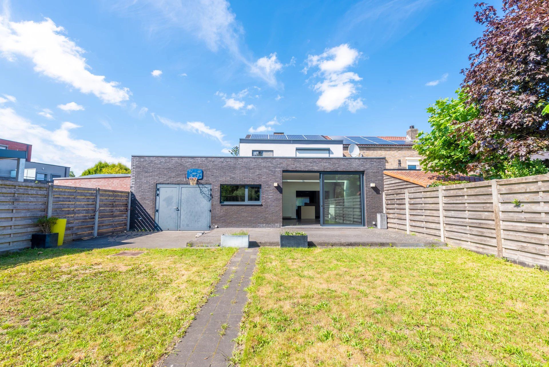 Moderne instapklare woning met 3 slaapkamers op mooi perceel. foto 3