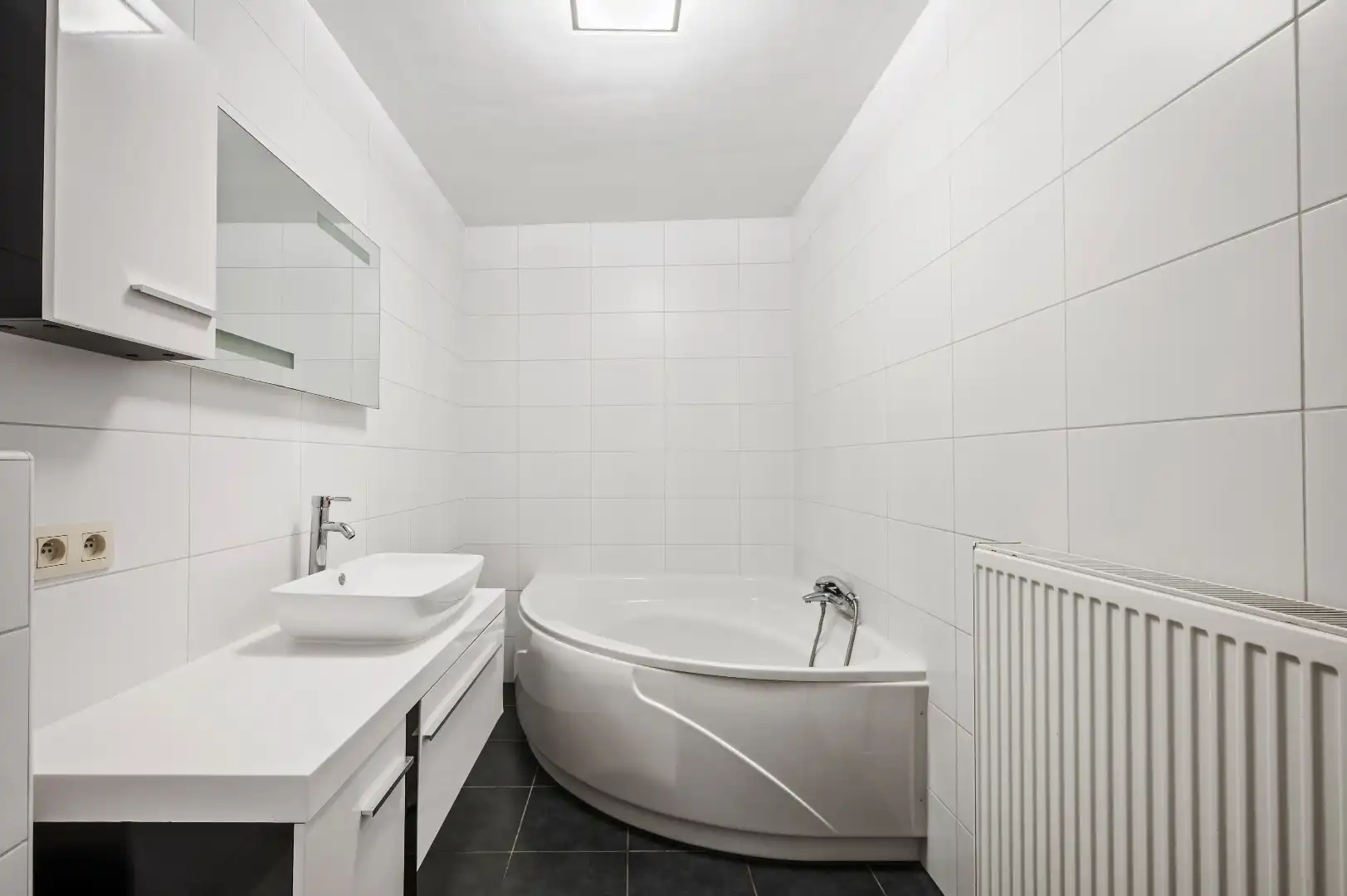 Recent app. met 2 slpks, terras en autostaanplaats foto 11