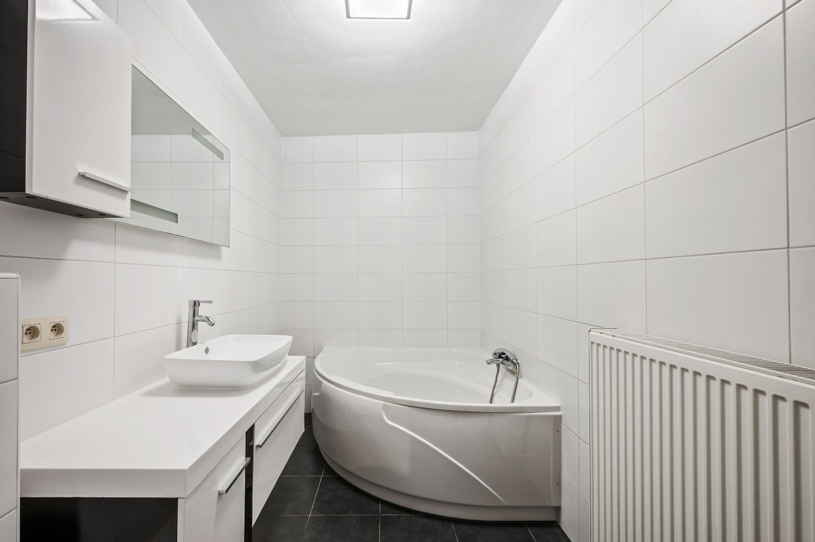 Recent app. met 2 slpks, terras en autostaanplaats foto 11