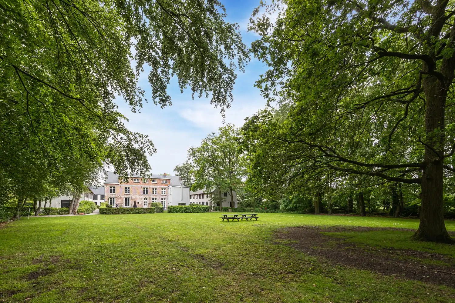 Karaktervolle pastorijwoning in een uniek, privatief woondomein met weelderige parktuin foto 2