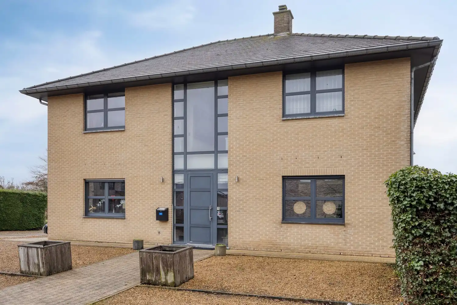 Ruime, vrijstaande woning te koop nabij het centrum van Lanaken. foto 3