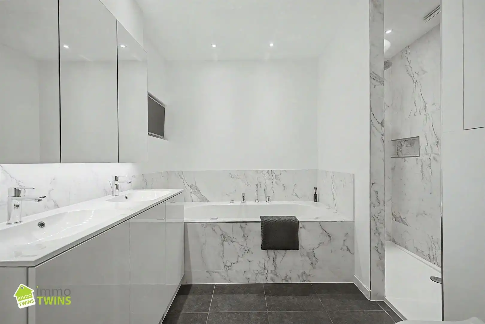 Prachtige instapklare woning met zeer ruime inpandige garage, aangelegde tuin met terras te Waasmunster foto 17