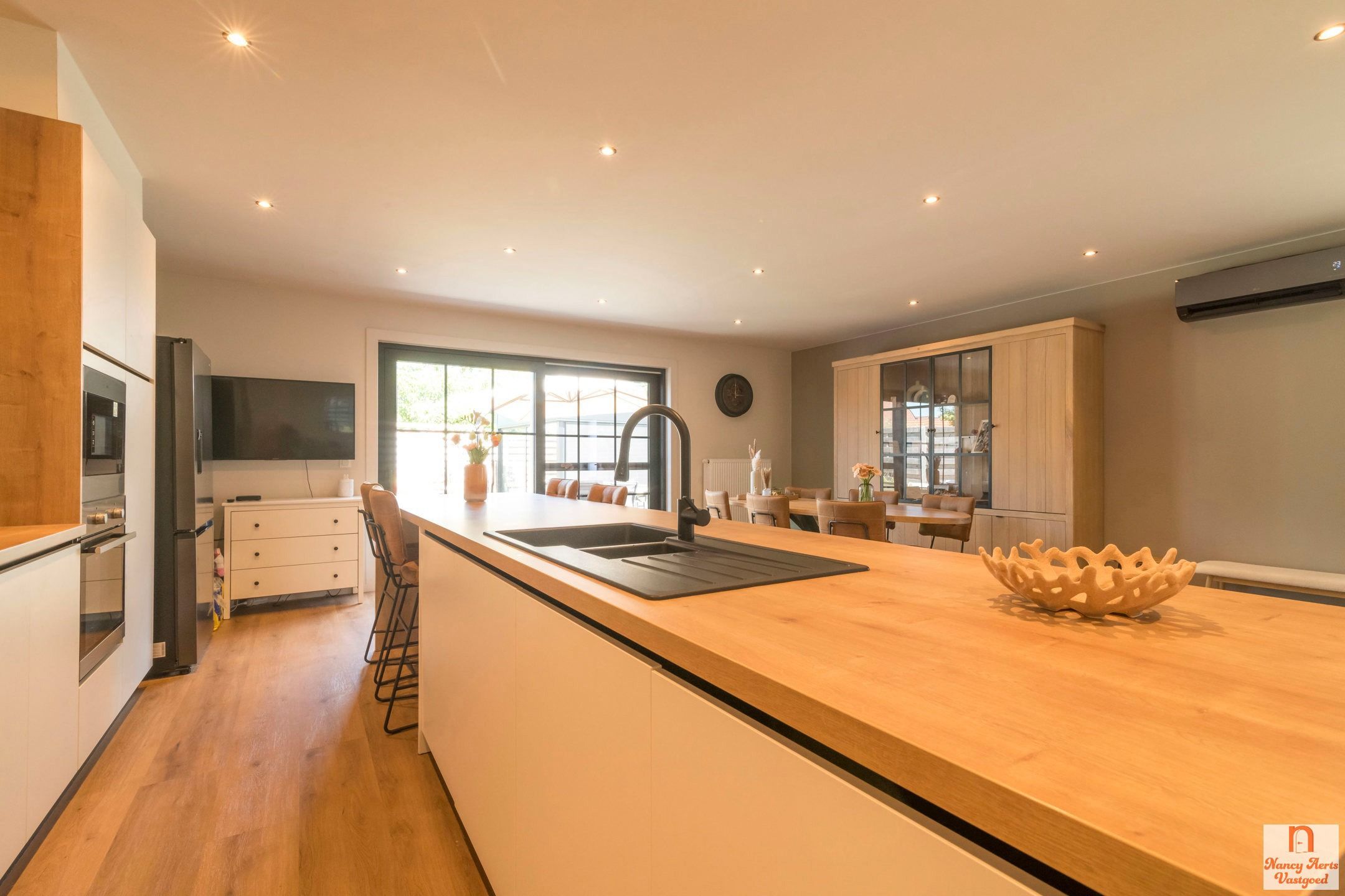 Volledig gerenoveerde woning met bijbouw en grote tuin foto 32