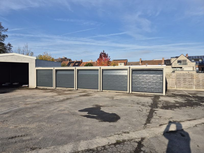 Roeselare. Op uitstekende ligging net buiten het centrum kan u deze recente garage terugvinden. 6 stuks.  Op afgesloten terrein. foto 2