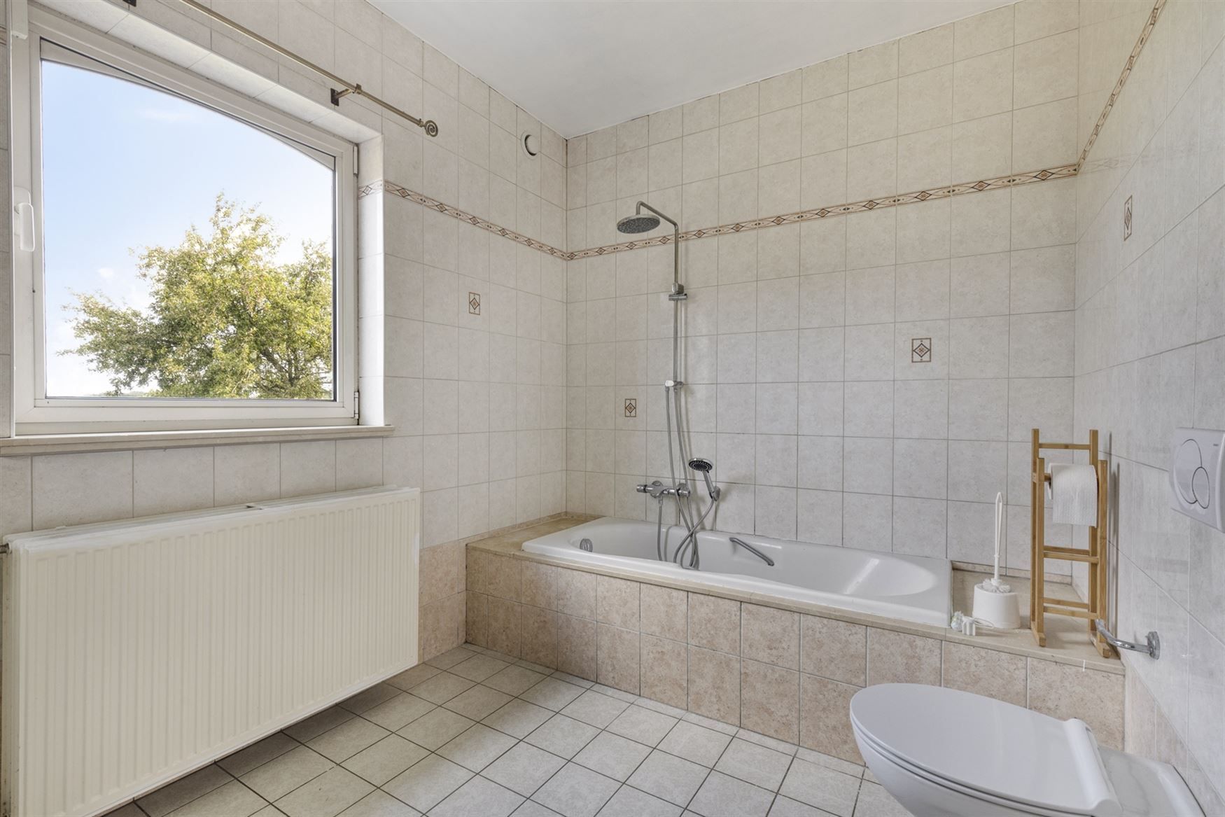 Ruime hoeve met stallingen foto 14