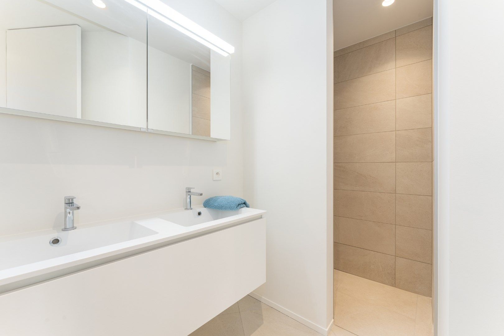 Luxe tweeslaapkamer appartement met garage op 150m van zee foto 5