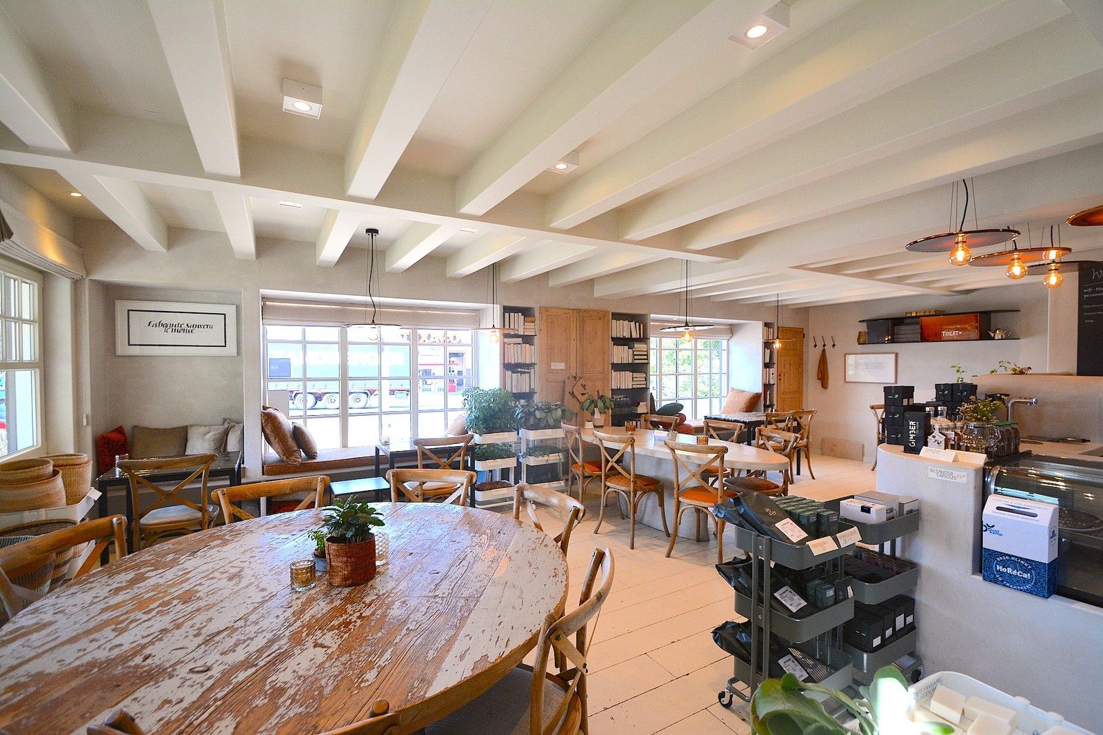Recent (Bj. 2016) Mi CASA - HANDELSHUIS (538m2), voorzien van grote polyvalente ruimten (vrij beroep, toonzaal, horeca, B&B, ...), 5/6 slaapkamers, 4 badkamers, kelder (114m2), ... Op hoek- en zichtlocatie te Oostkamp. foto 4