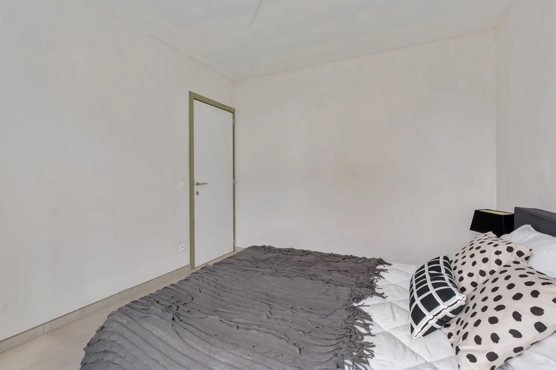 Gelijkvloerse woning met carport en tuin. foto 12