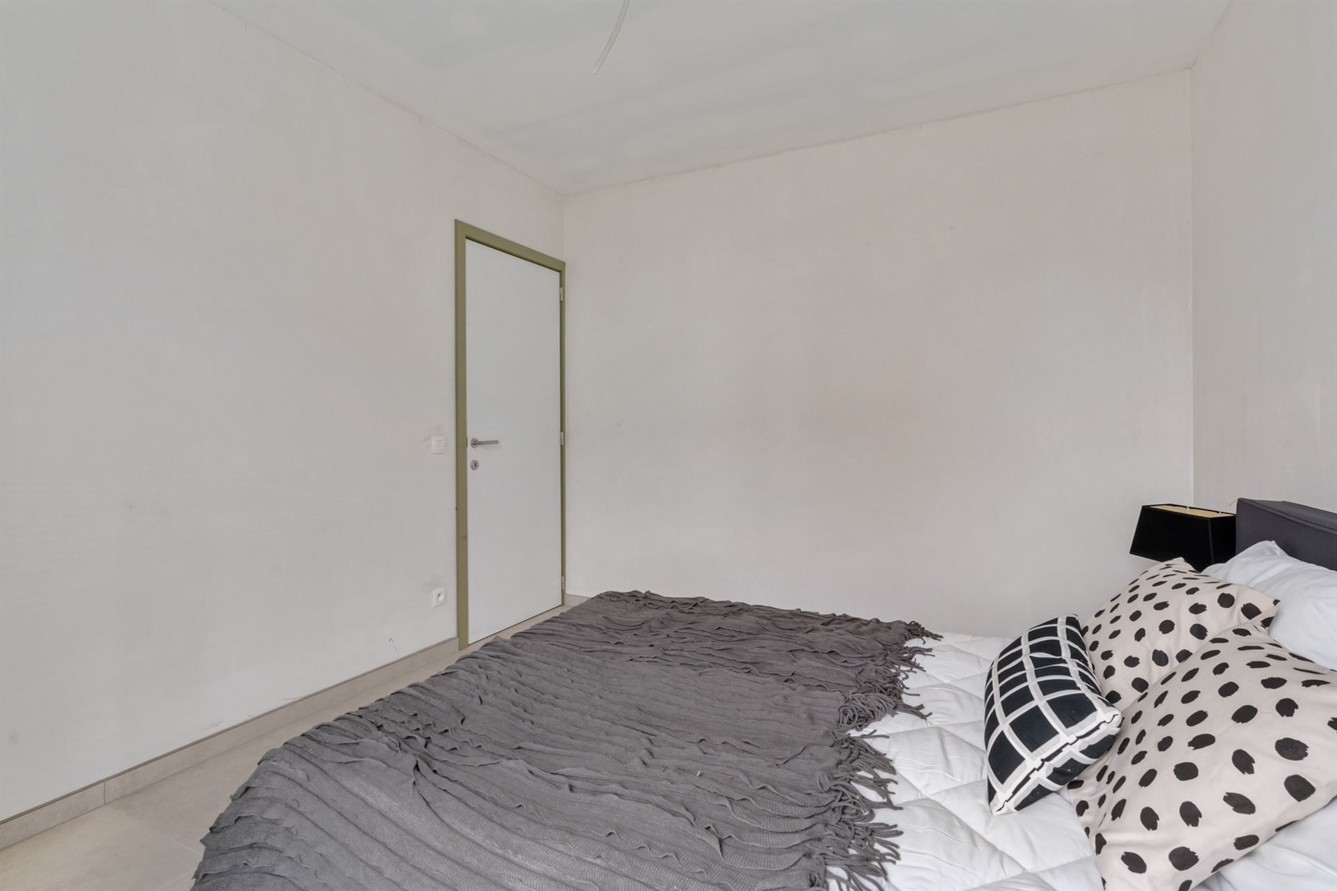 Gelijkvloerse woning met carport en tuin. foto 12