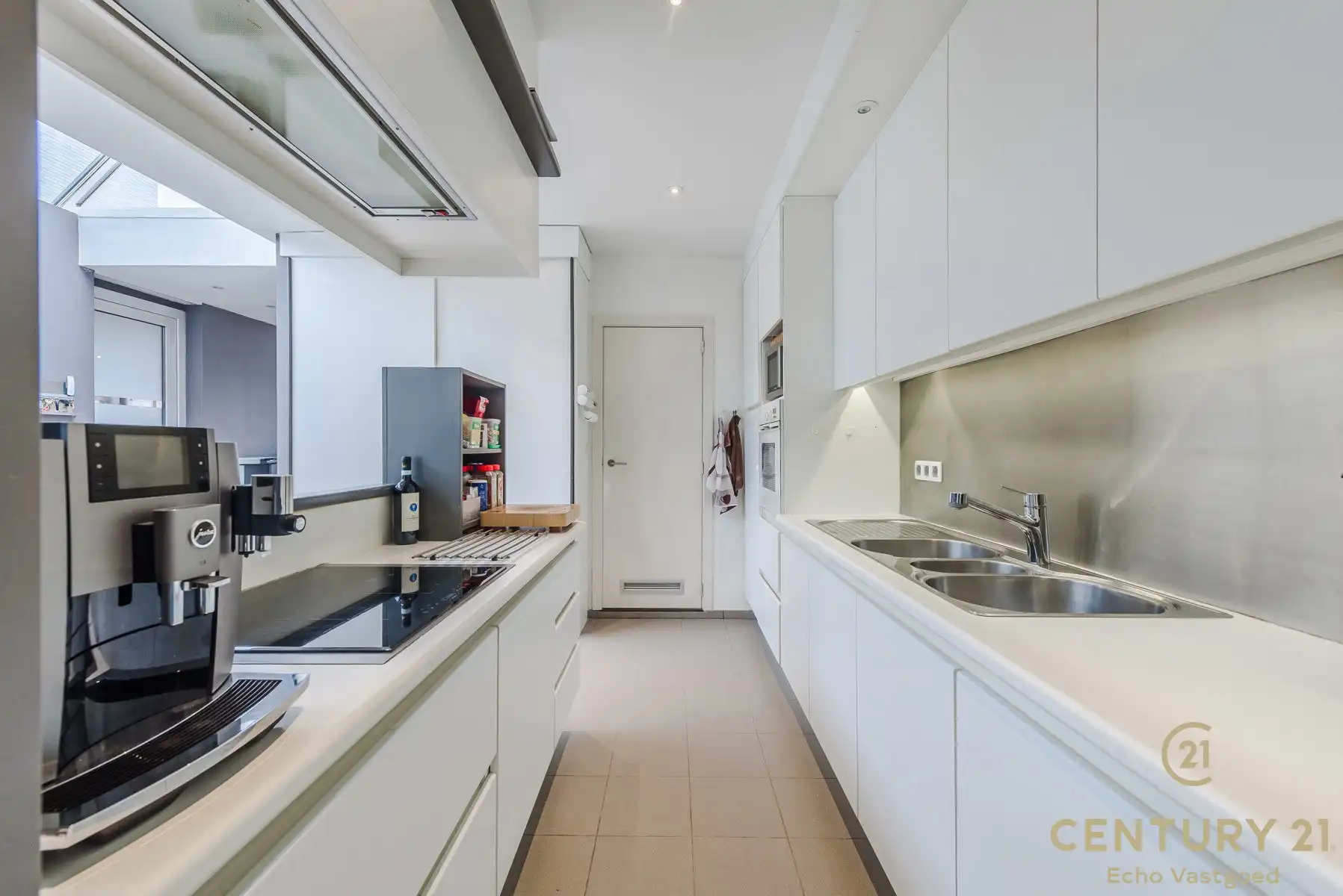 Verrassend ruime, onderhouden woning met zwembad en bijhuis. foto 7