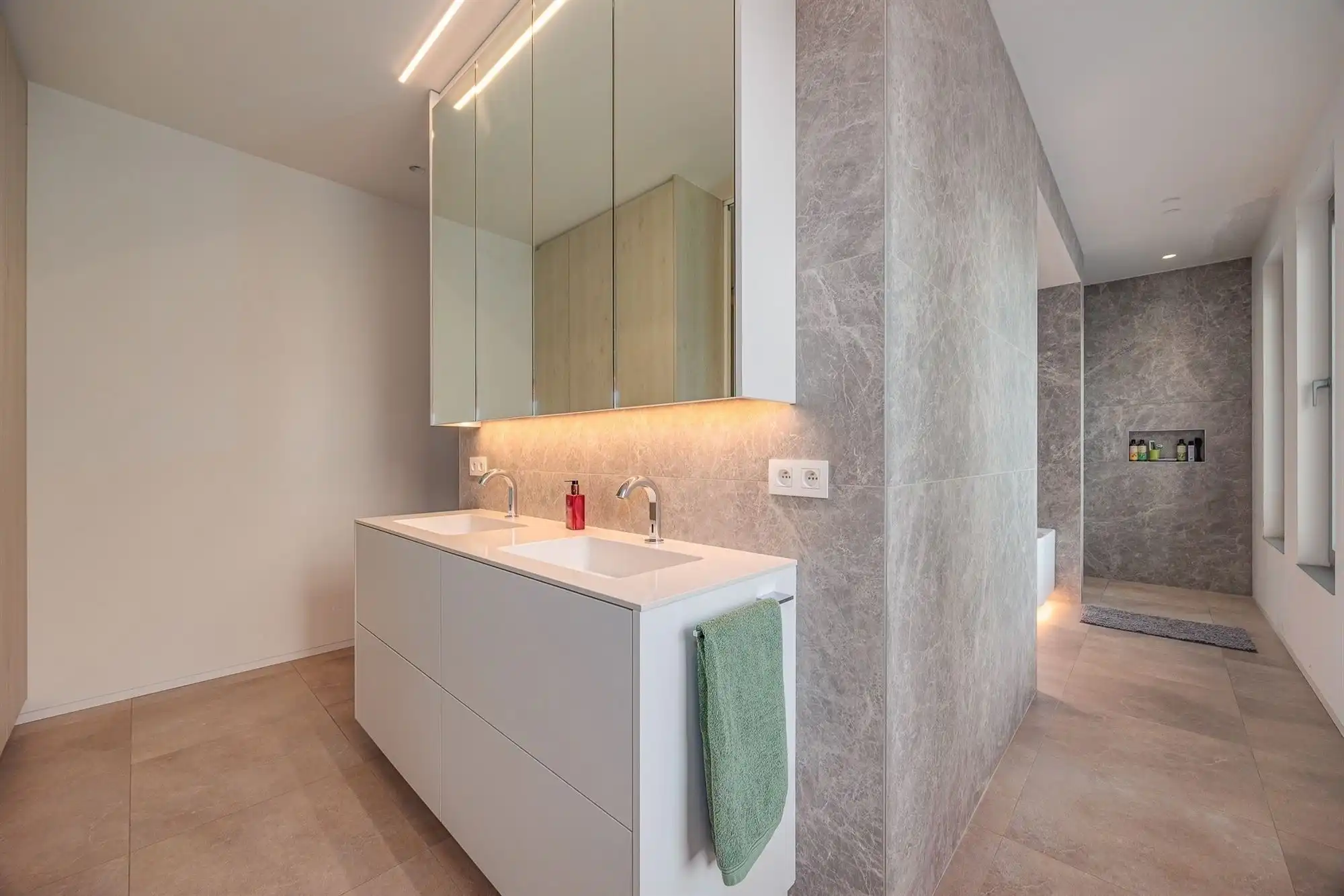 Prachtig afgewerkt gebouw - showroom + villa foto 25