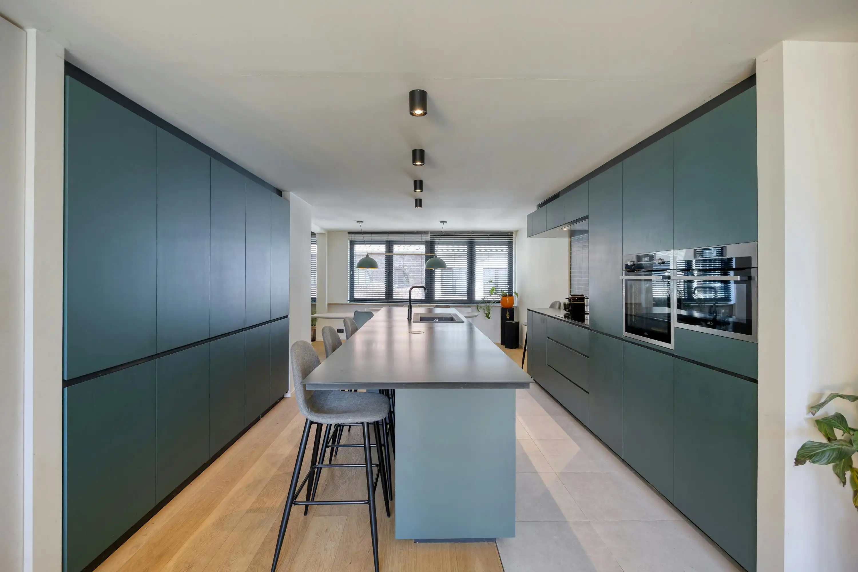 Unieke stadswoning met terras, atelier en garage te koop foto 6