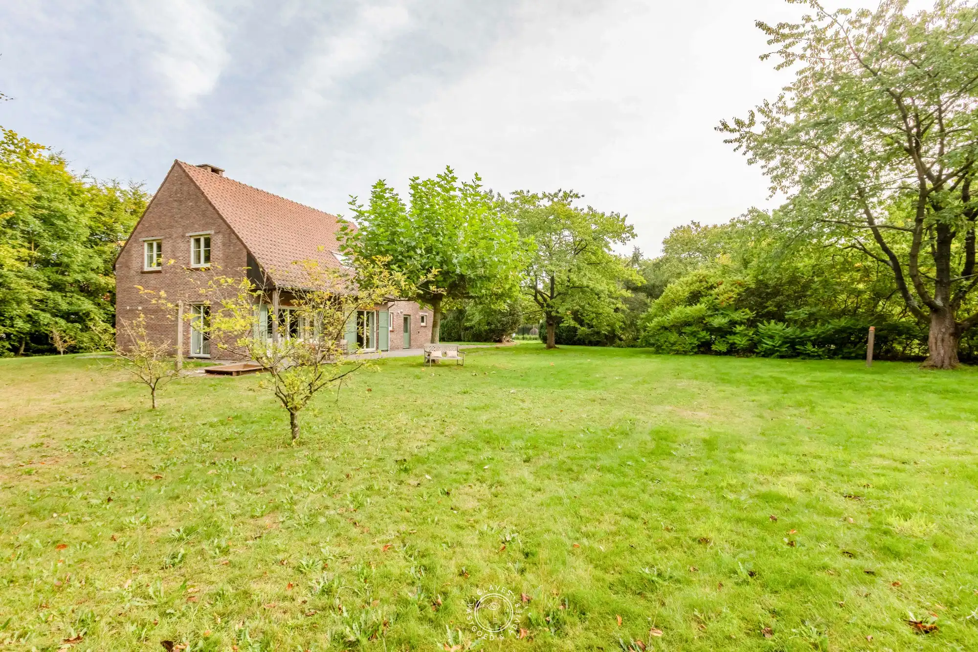 Uniek landhuis met charme en meer dan 10.000 m² eigen grond foto 2