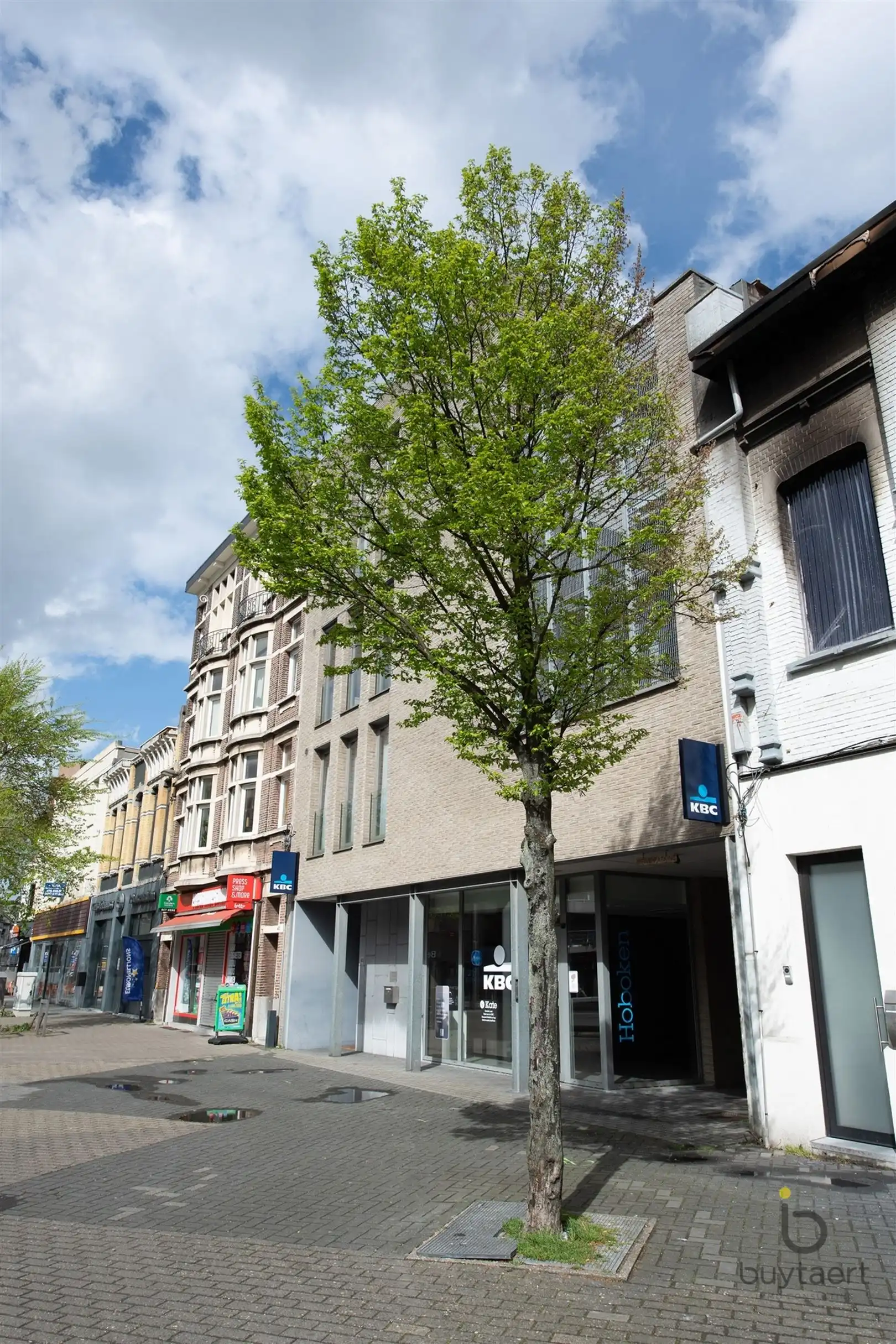 Ruim appartement met vooraan en achteraan terrassen en parking op een pleintje. foto 32
