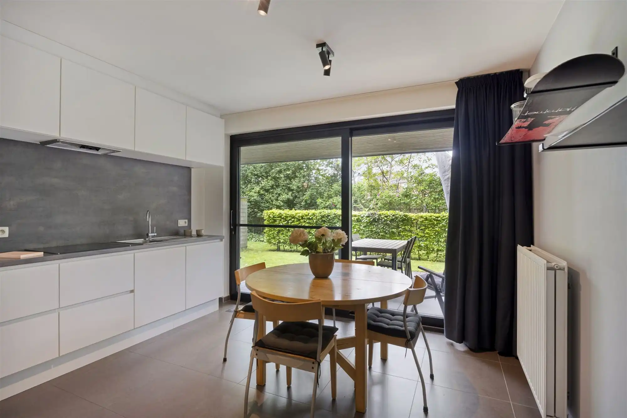 Hoogwaardig afgewerkt gelijkvloers appartement met terras foto 10