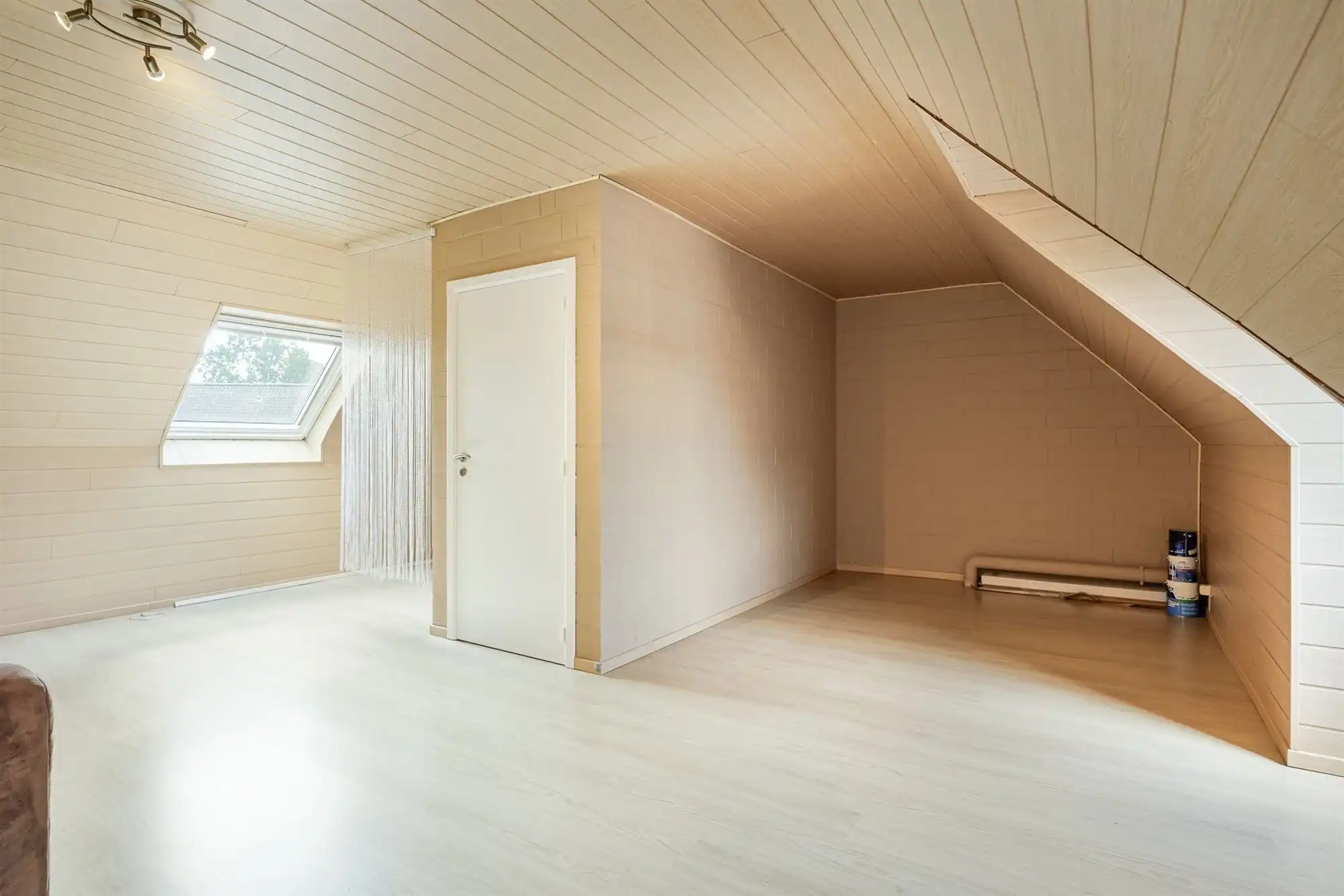 Instapklare ruime woning met 4 slpkmrs. en tuin foto 20