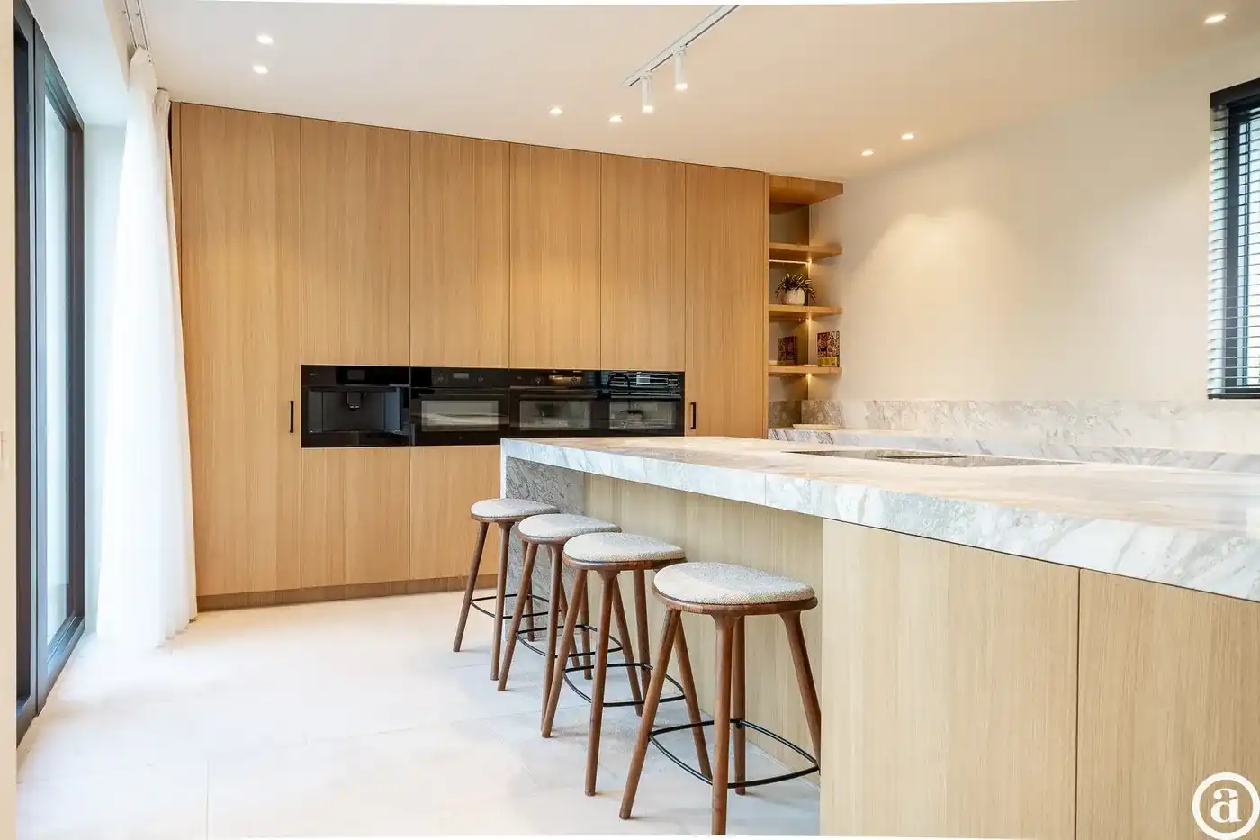 Gerenoveerde villa met 5 slaapkamers gelegen in een rustige residentiële omgeving  foto 4