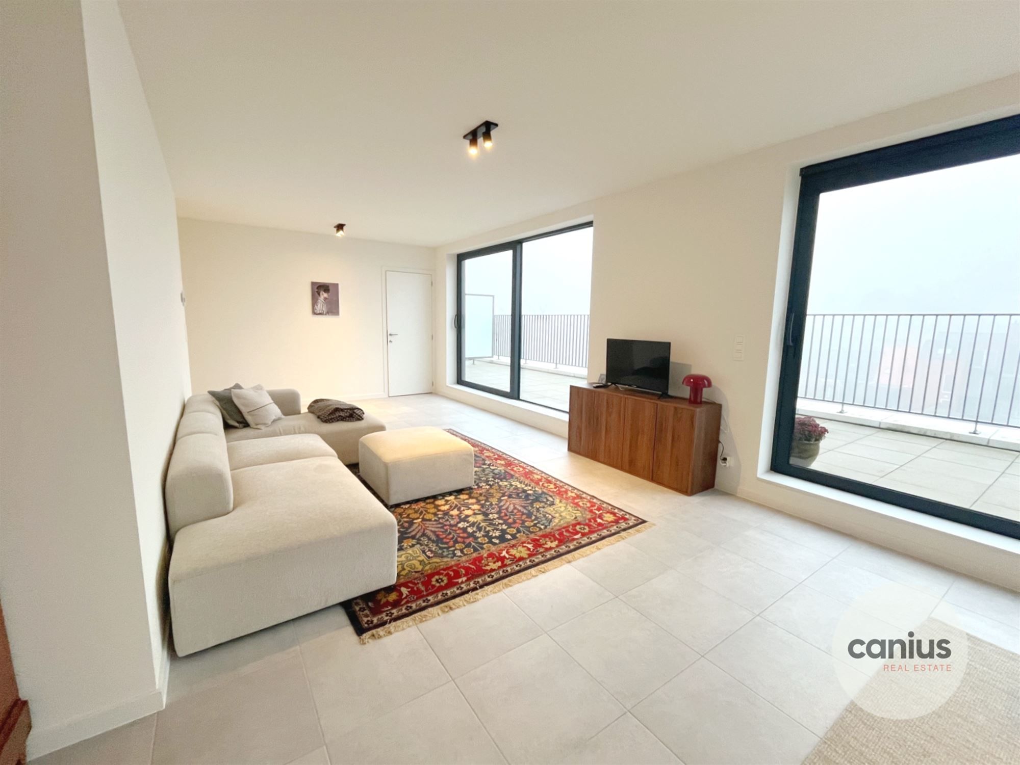 GESCHILDERDE PENTHOUSE IN HARTJE HASSELT MET 2 SLKS + 2 TERRASSEN & PARKING foto 2