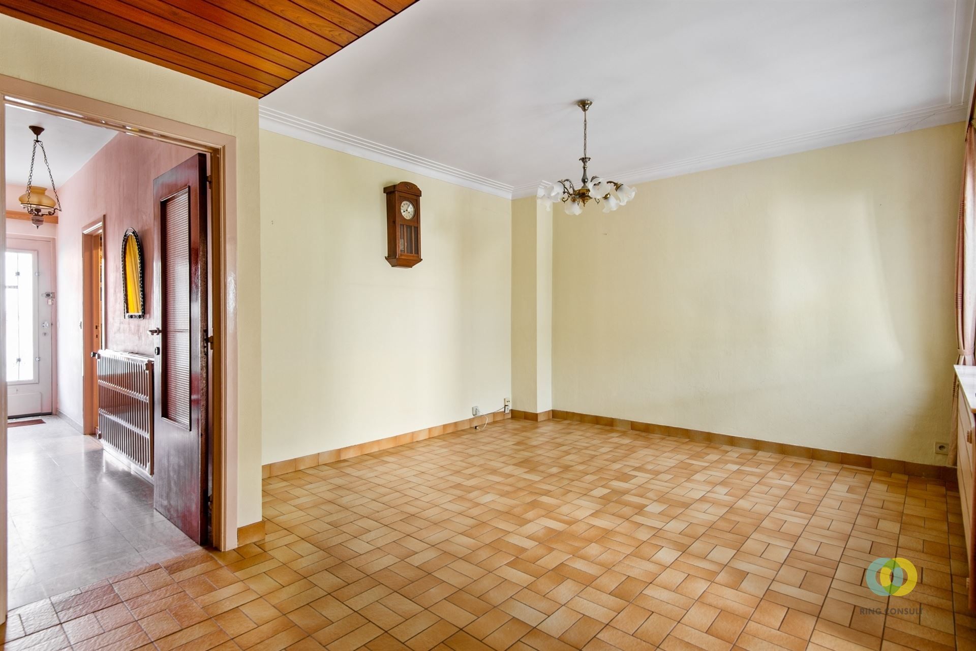 Op te frissen woning met tuin en potentieel foto 2