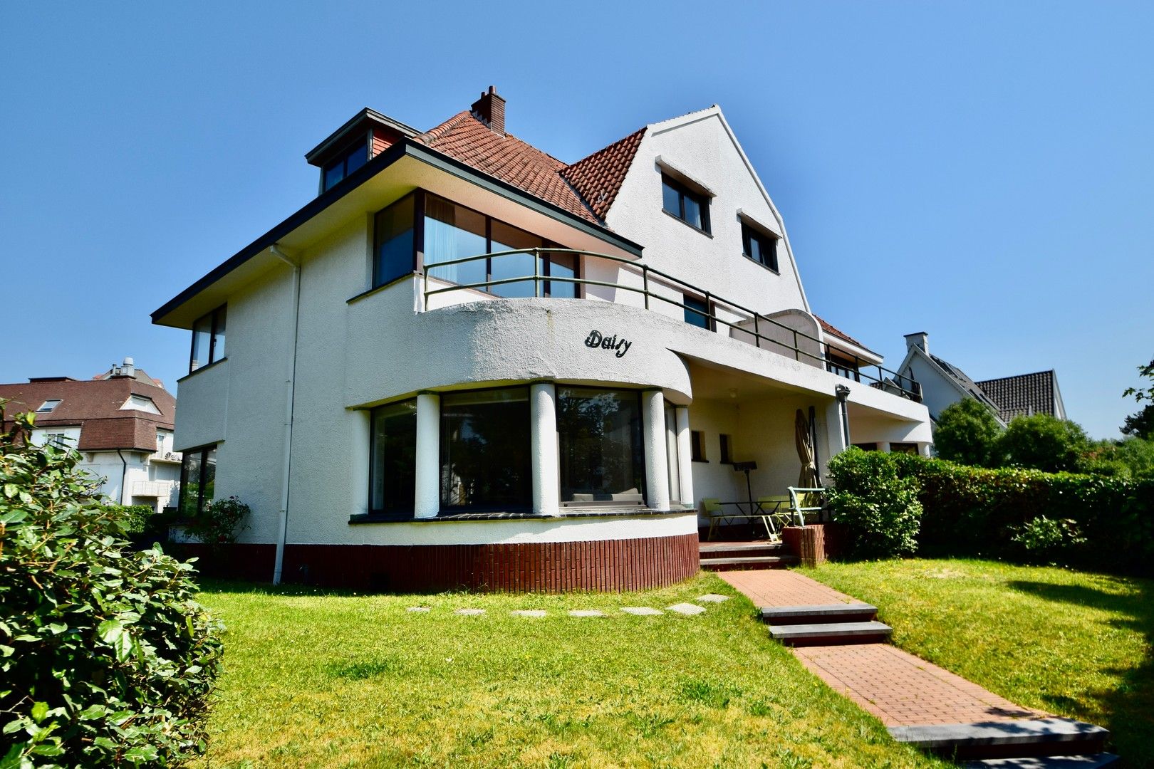 Karaktervolle villa ideaal rustig gelegen in een paadje vlakbij het Dominicanenkerkje in hartje het Zoute. foto 2