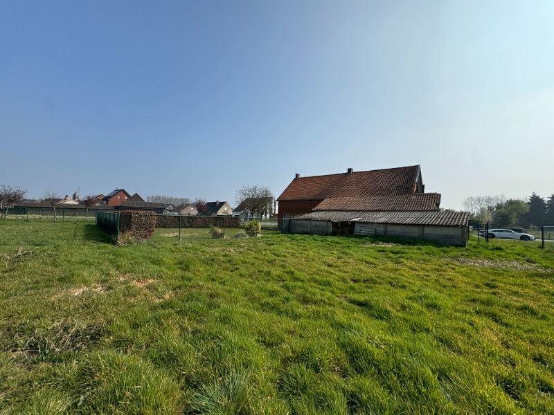Ruime te renoveren hoeve gelegen in het groen op 1182m². foto 2