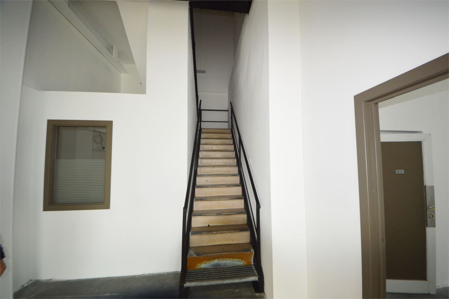 COMMERCIEEL GEBOUW BAANLOCATIE MET PARKING NABIJ MCDONALDS foto 16