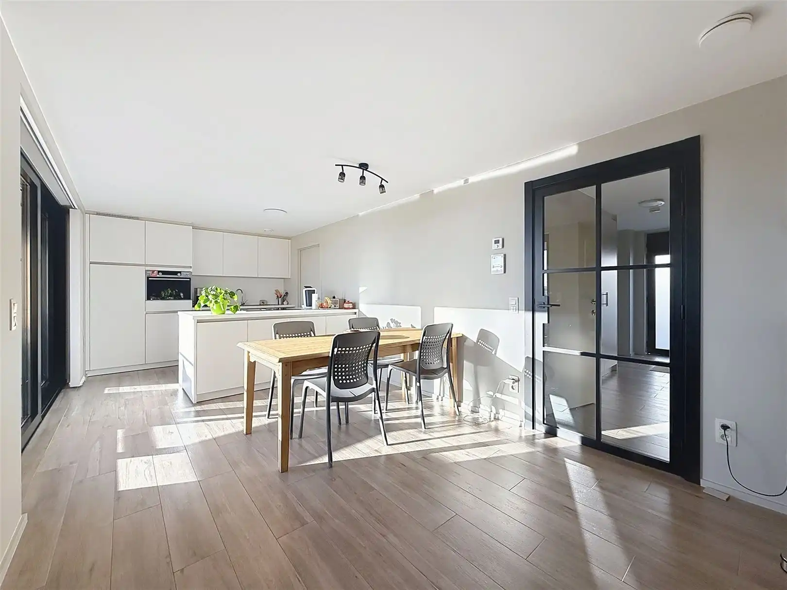 Instapklaar APP met terras, 2 slpks, kelder en autostpl foto 12