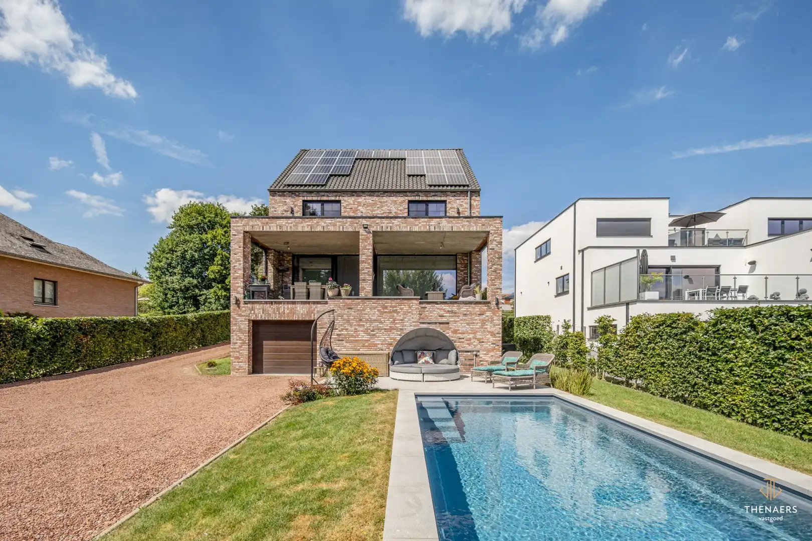 Exclusieve en bijzonder energiezuinige woning met 332 m² woonoppervlakte, vier autostaanplaatsen en verwarmd zwembad. foto 46