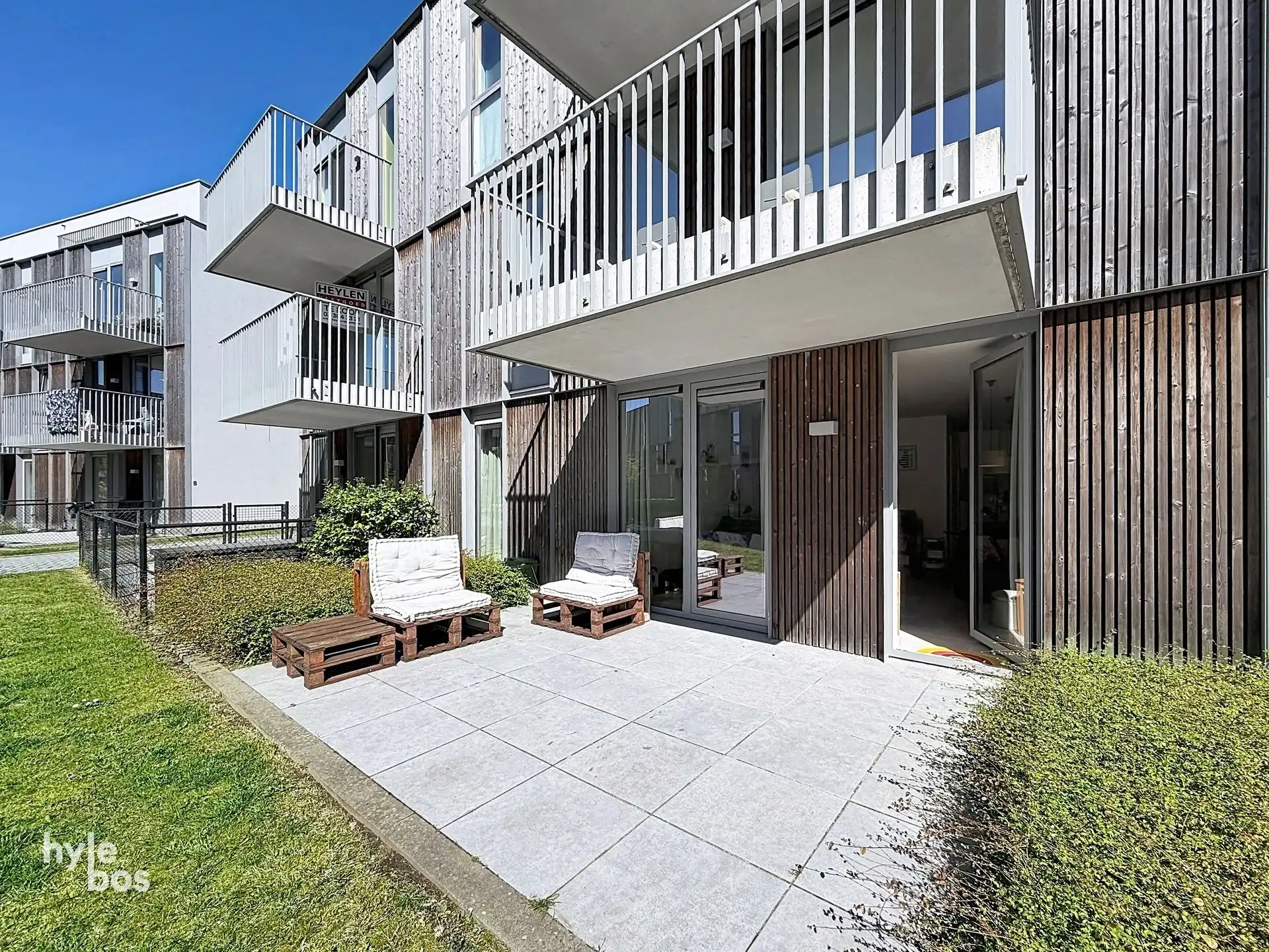 Modern gelijkvloers appartement met terras en parking foto 2