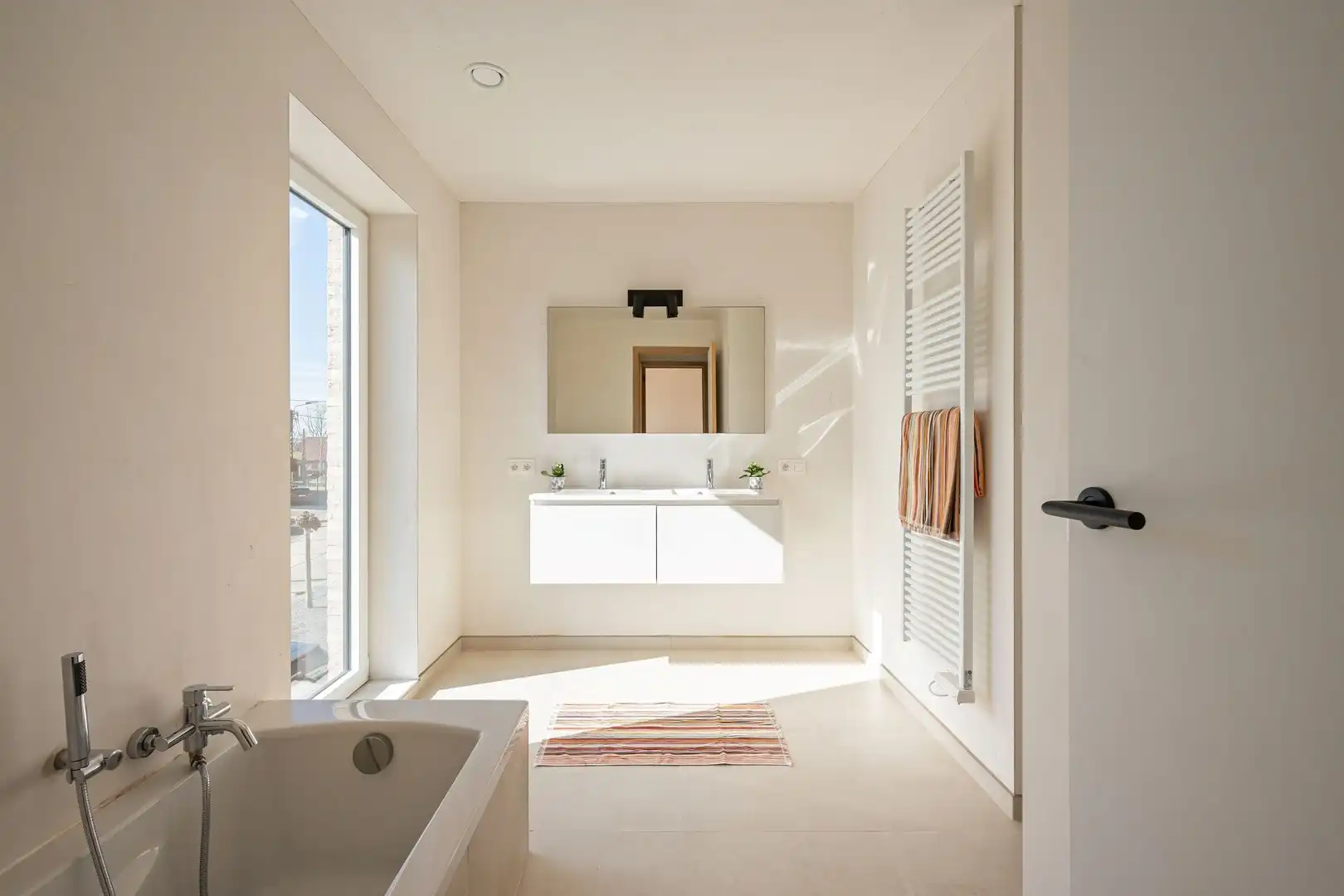 Kwalitatief afgewerkte lichtrijke en ruime nieuwbouw woning met grote tuin en 3 volwaardige slaapkamers en grote zolderruimte. foto 20