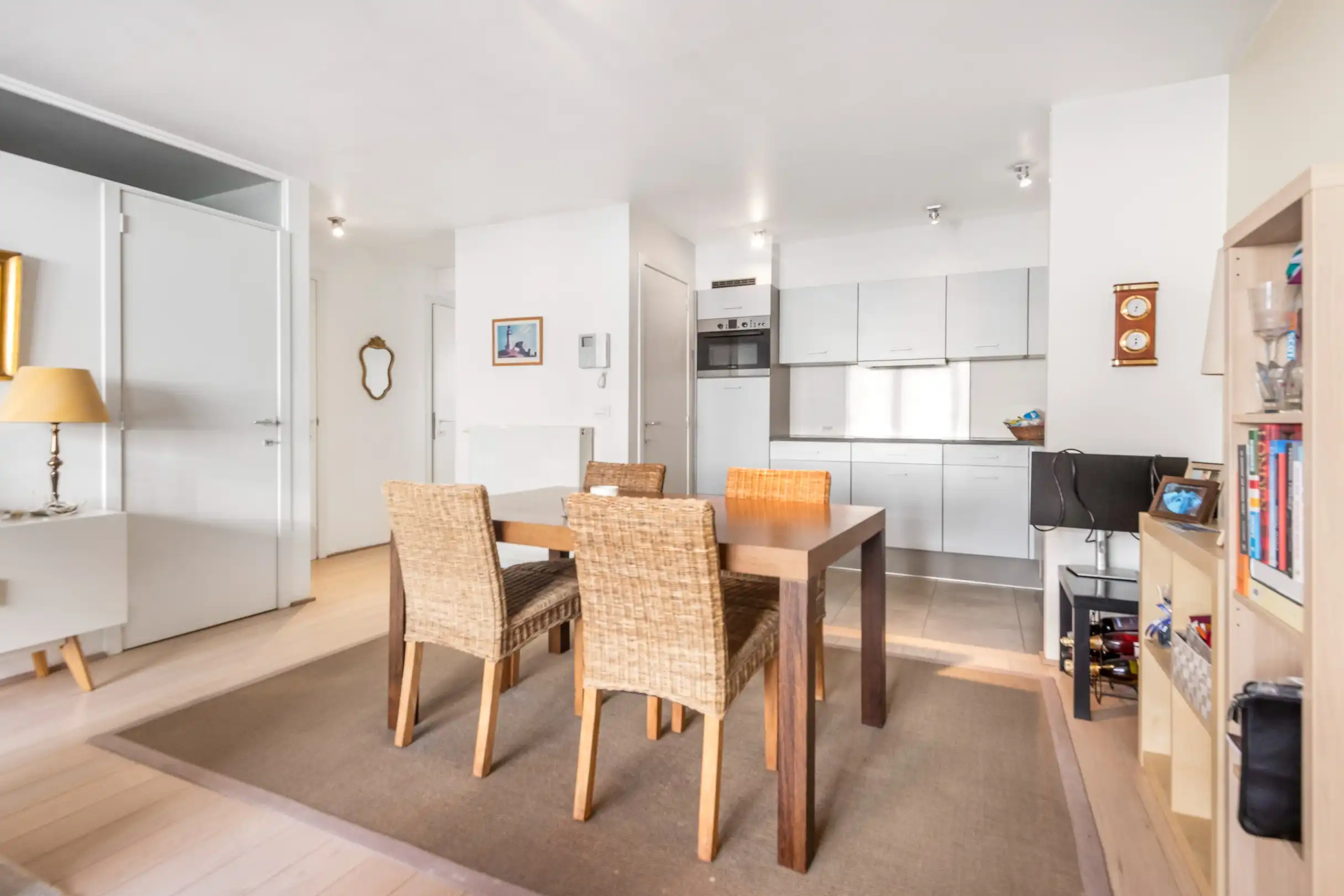 Rustig gelegen appartement tegen de Zoutelaan en vlakbij de winkels van de Lippenslaan.  foto 4