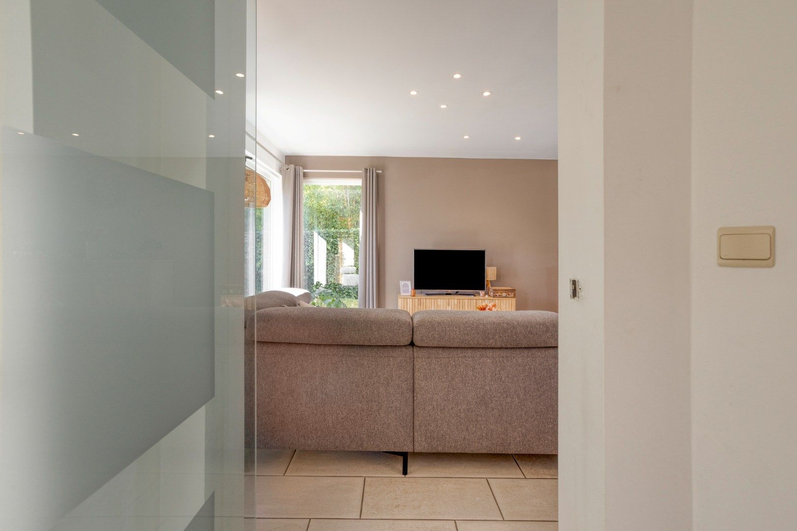 Prachtige open bebouwing met 3 slaapkamers in een rustige buurt! foto 3