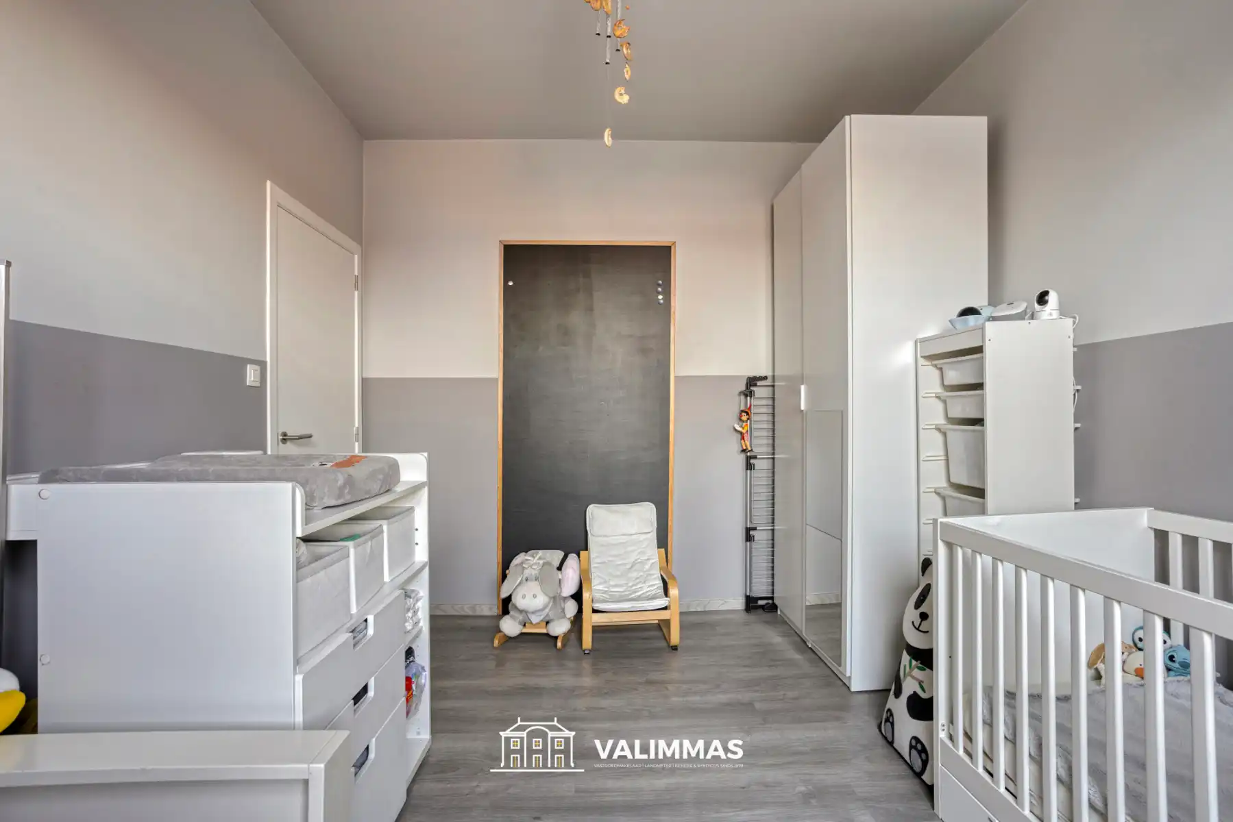 Totaal gerenoveerde woning met parking en mooie tuin... foto 19