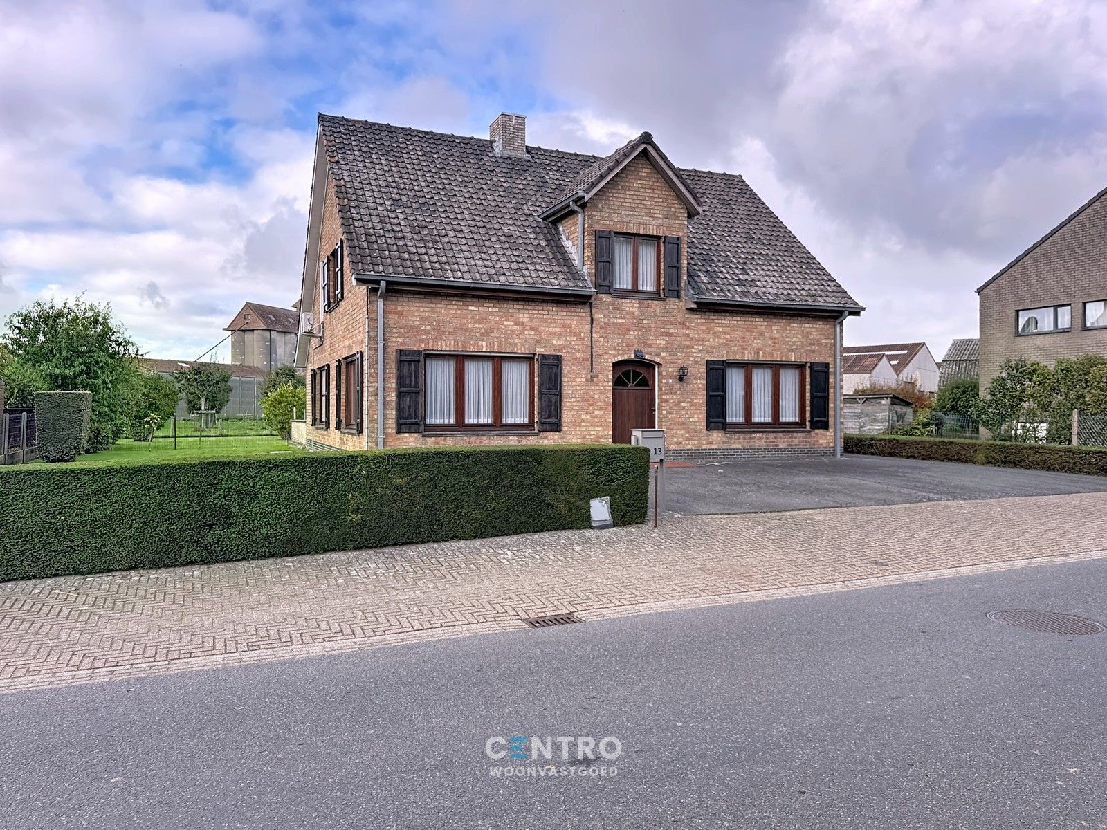 INTERESSANTE villa te Meetkerke met 3 slpks, PRAKTIJKruimte én 2 garages op 1.975m2! foto 3