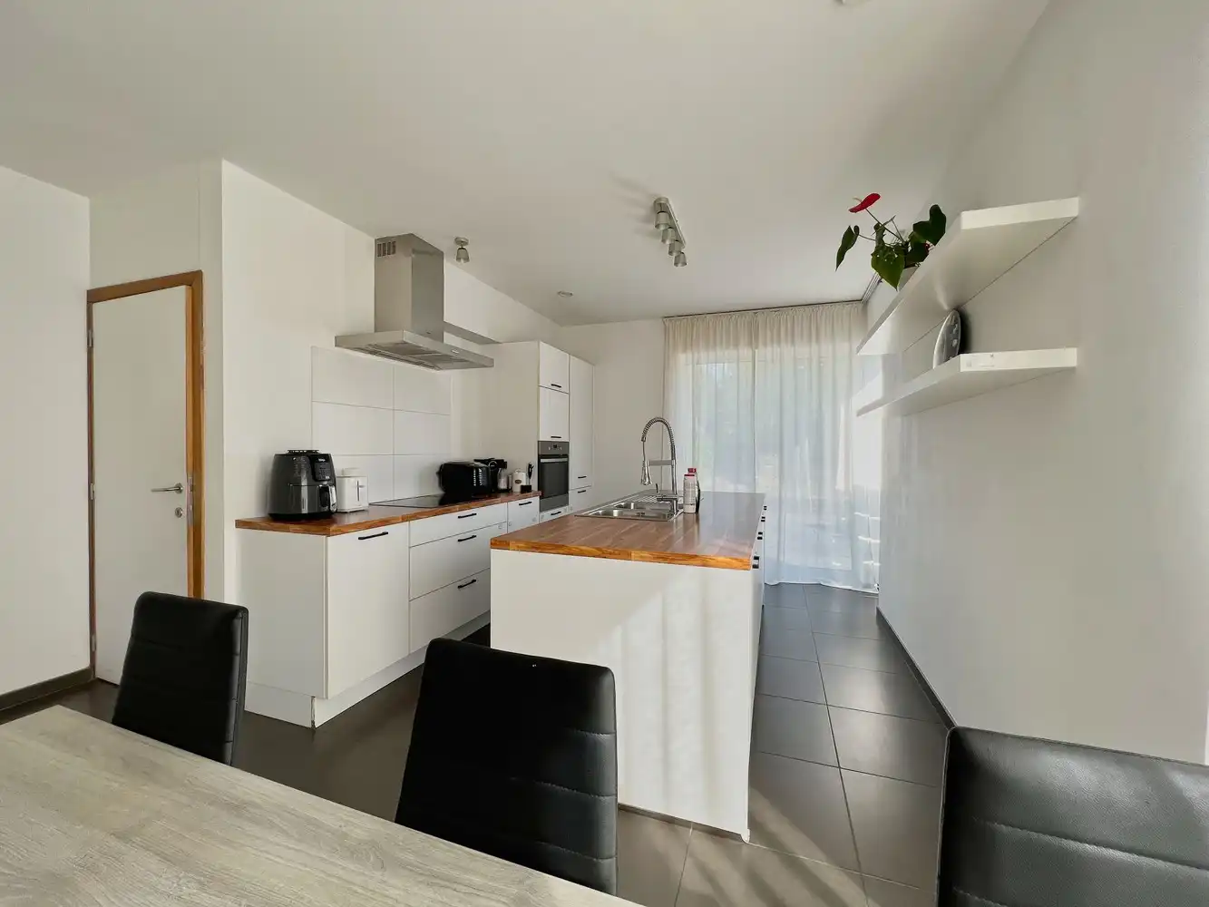 Recente, energiezuinige woning met zonnige tuin (344m²)! foto 3
