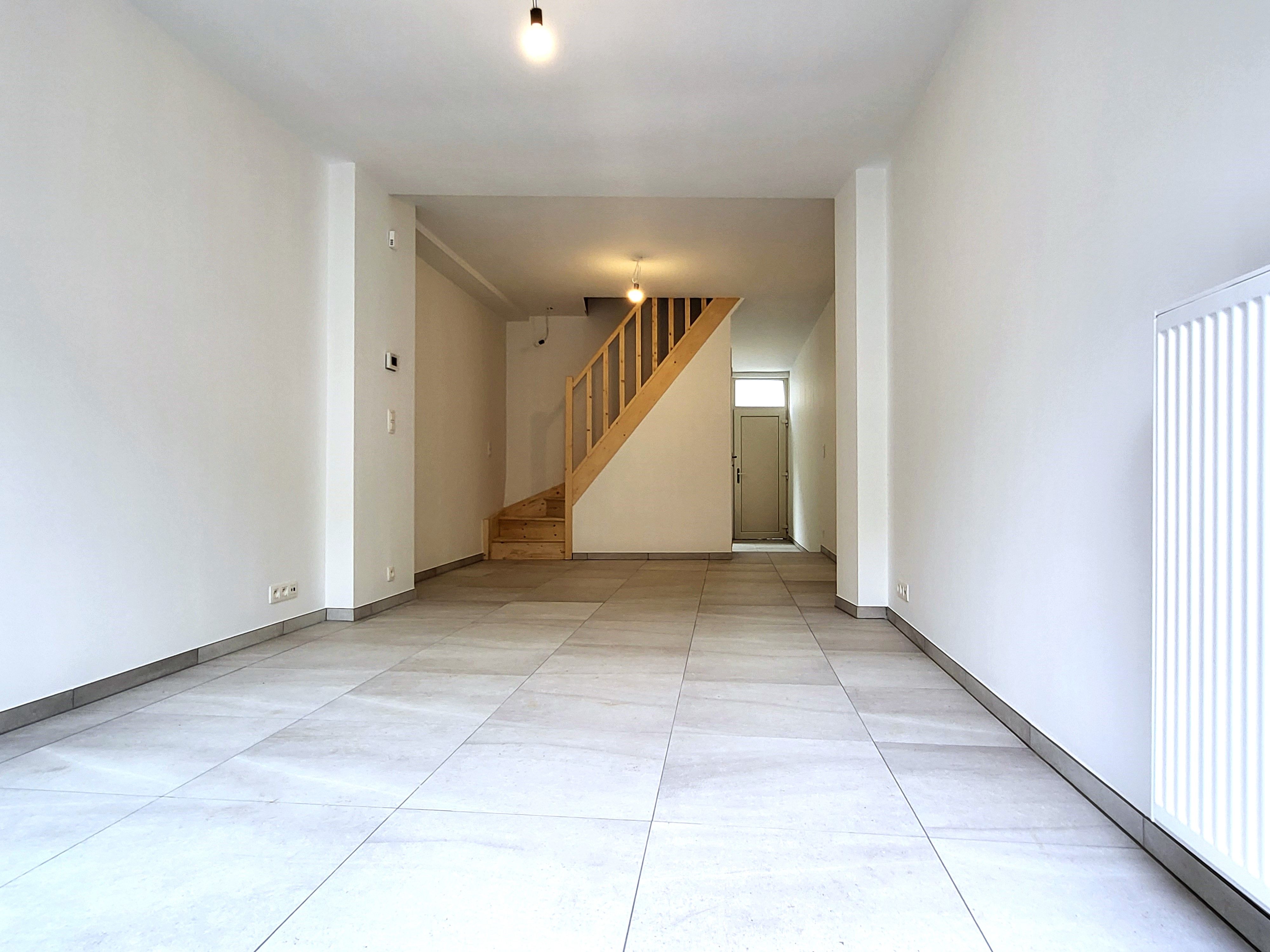 Deze volledig gerenoveerde woning (2025) biedt modern wooncomfort op een centrale ligging in het centrum, met winkels, scholen en openbaar vervoer op wandelafstand.  foto 10